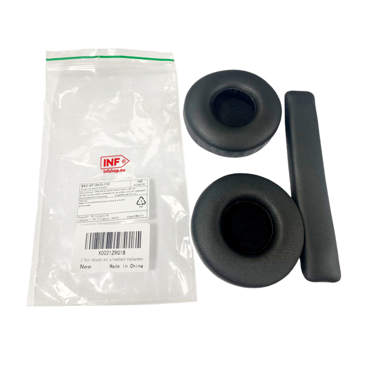 Czarne nauszniki i części zamienne do pałąka w opakowaniu.