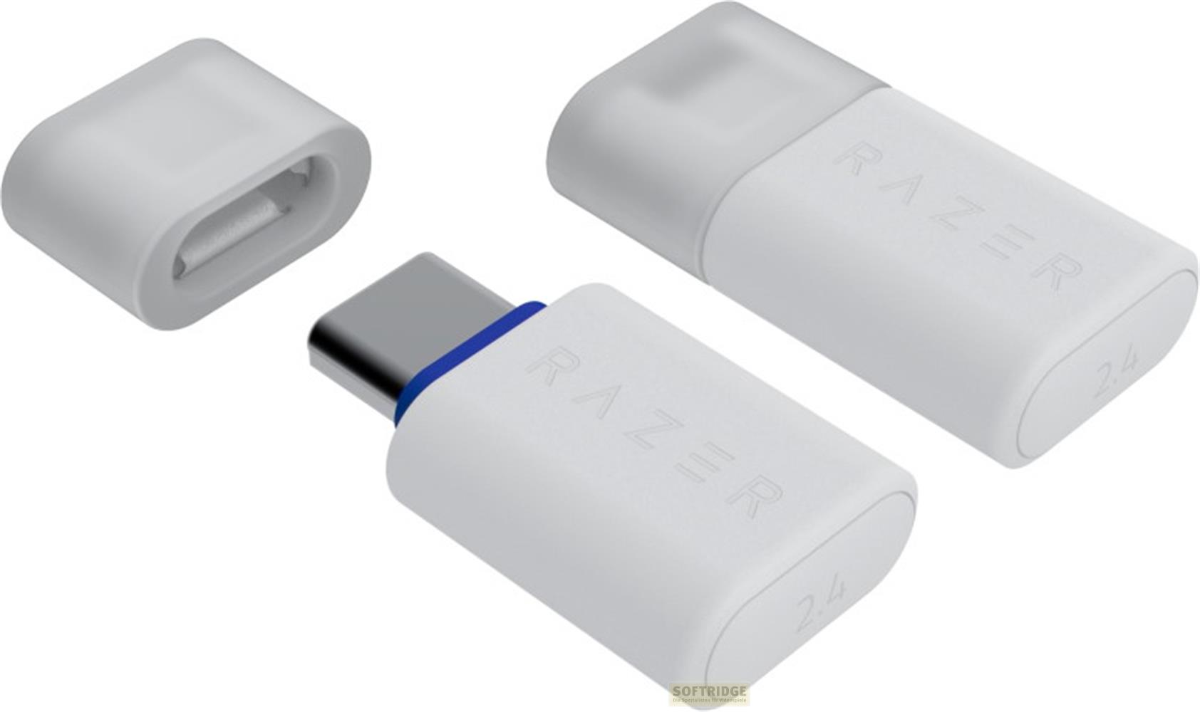 Zwei weiße Razer USB-C-Adapter, einer mit Kappe, auf weißem Hintergrund.