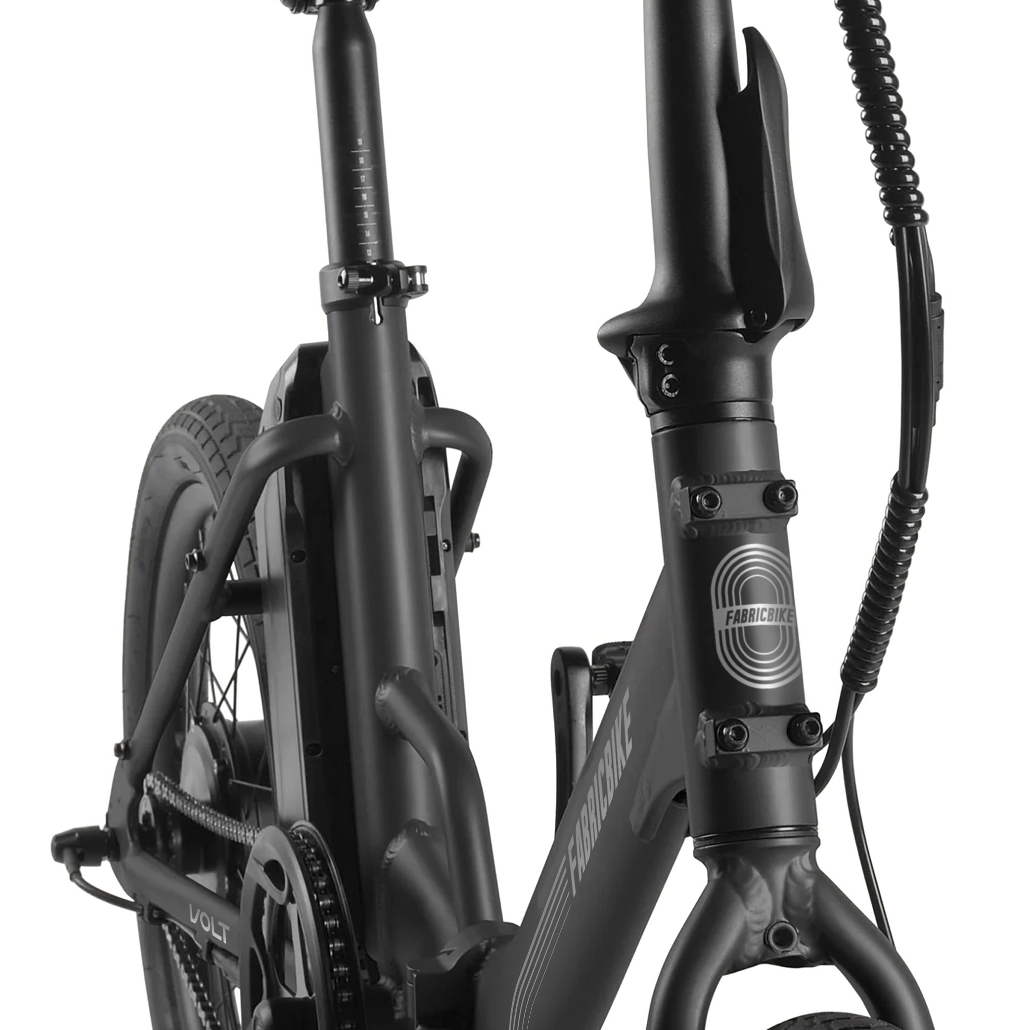 Primer plano de un cuadro de bicicleta negro con letras VOLT y logo Fabricbike.