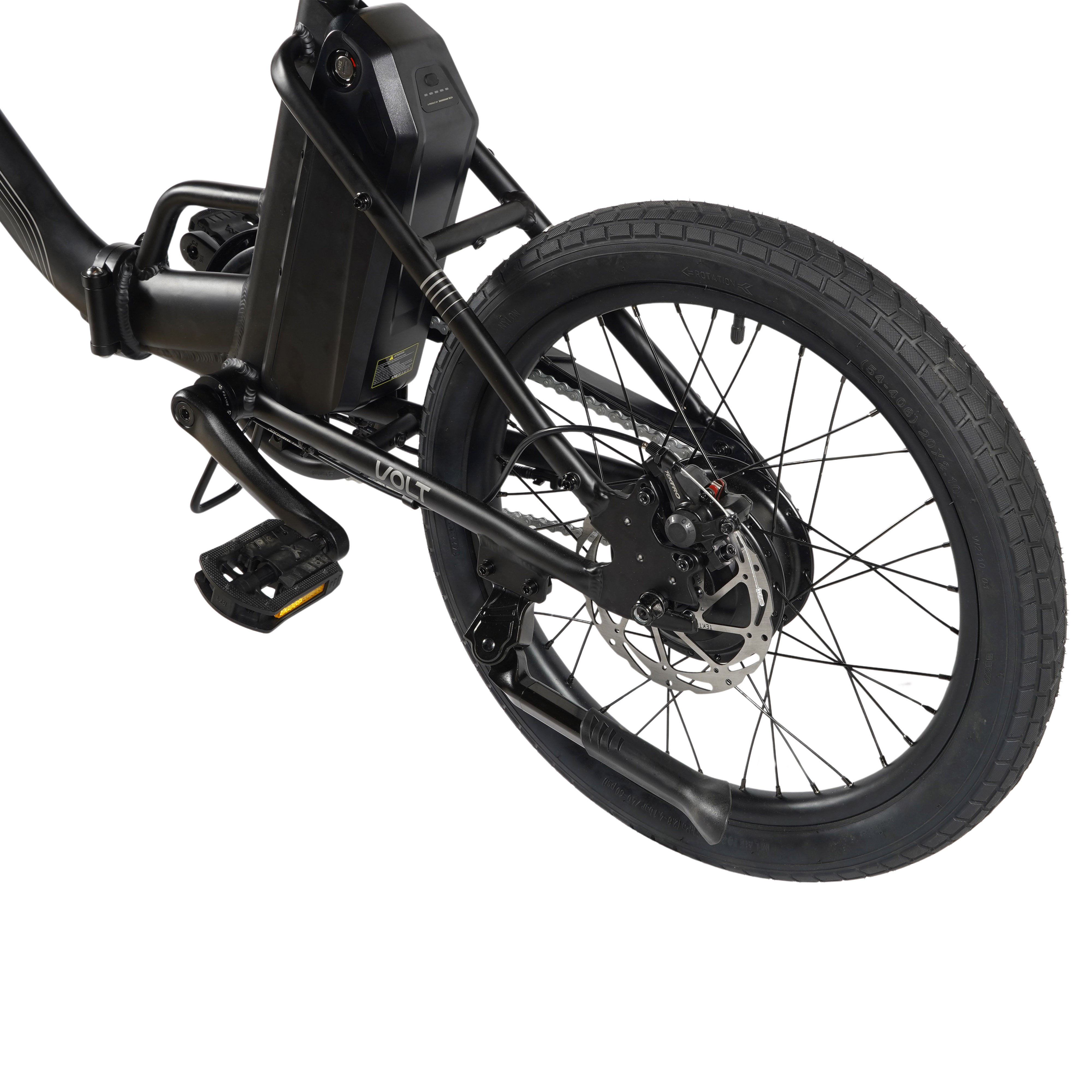 Primer plano de la rueda trasera y batería de una bicicleta eléctrica negra.