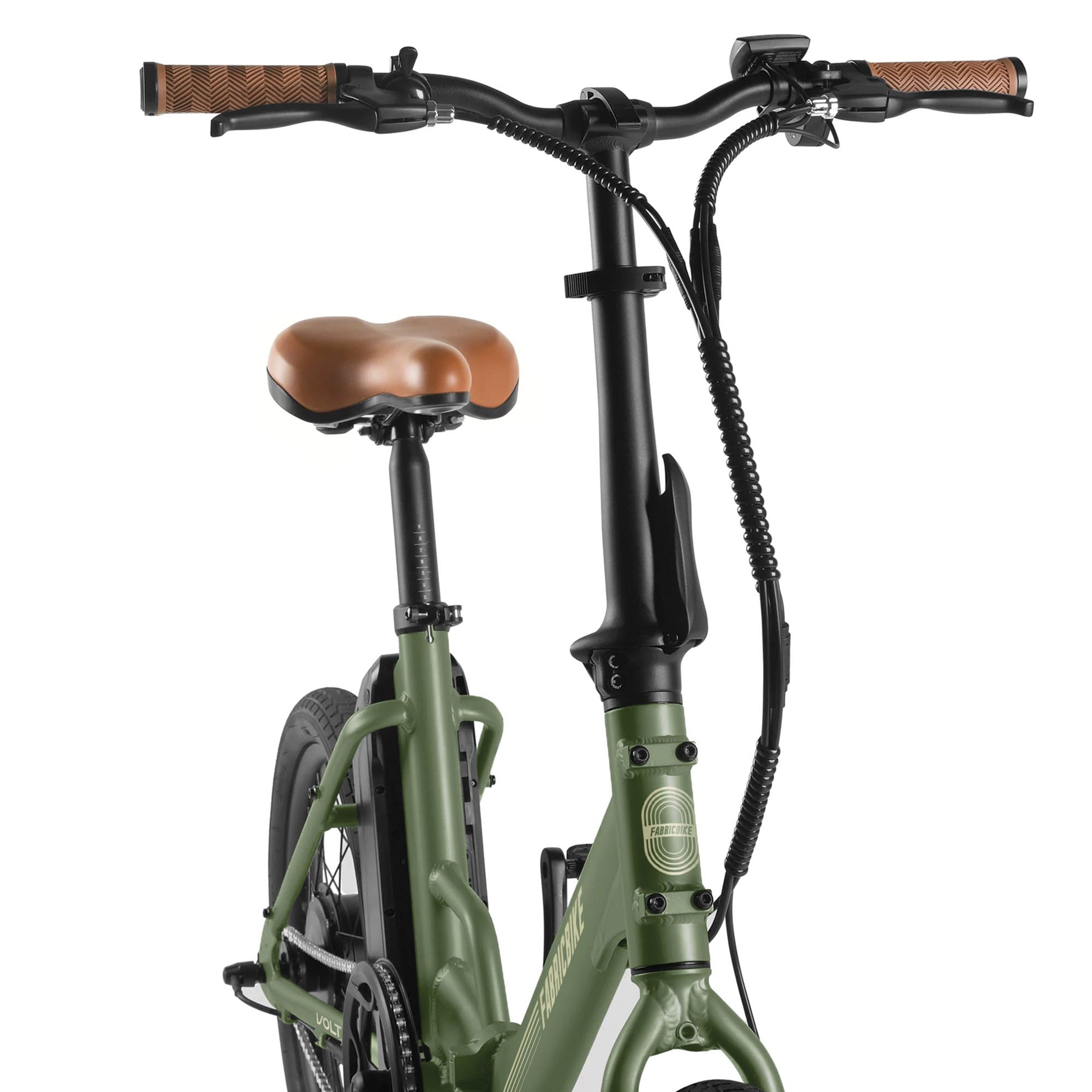 Bicicleta verde con sillín y puños marrones, primer plano del manillar.