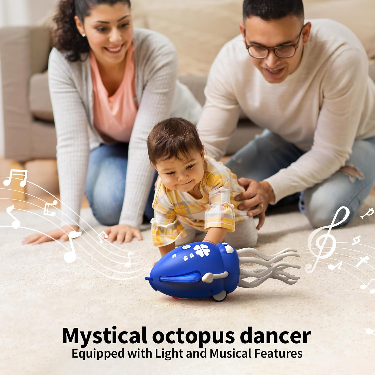 Eltern beobachten Baby mit blauem Oktopus-Spielzeug auf dem Teppich. Musiknoten schweben.