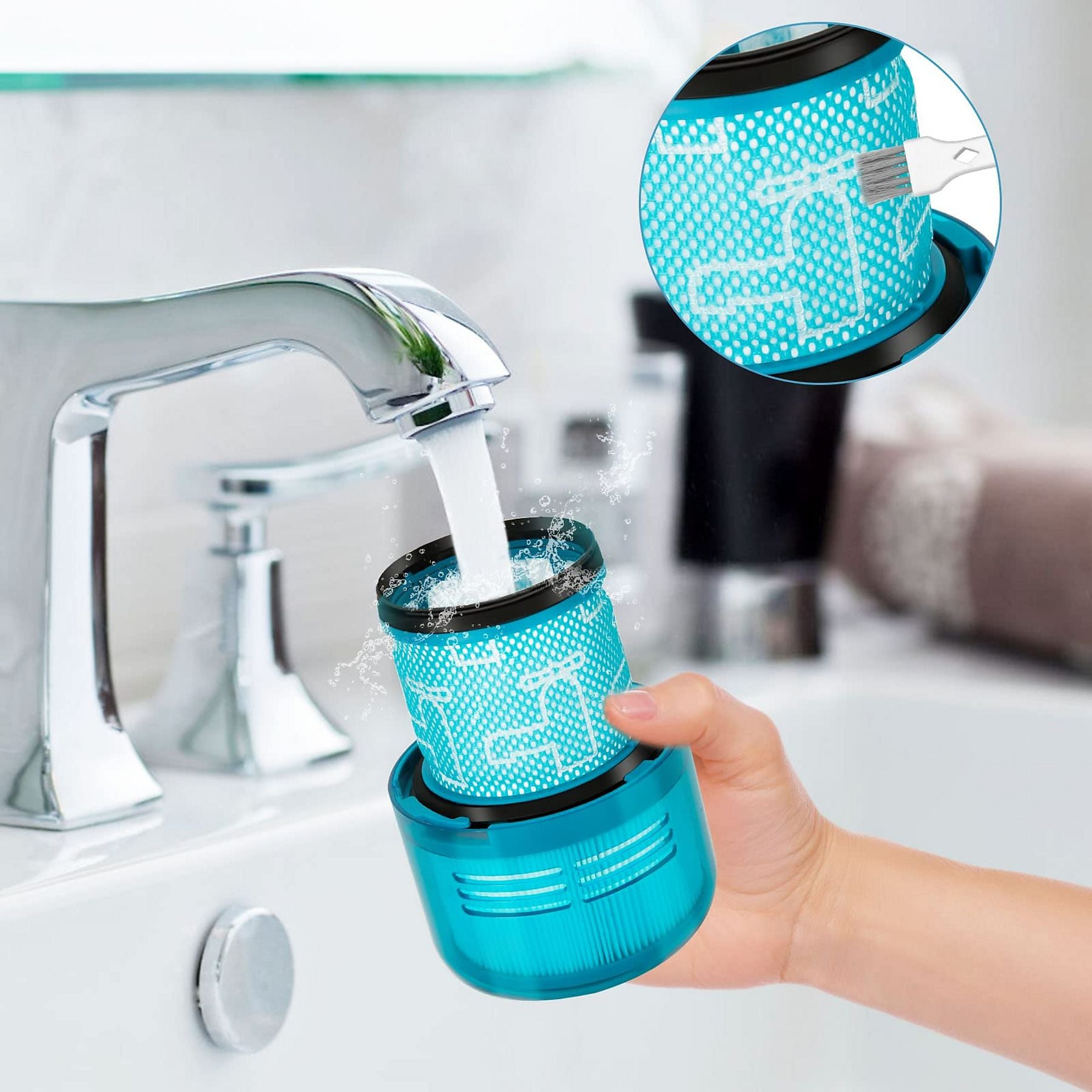 Ein blauer Staubsaugerfilter wird unter fließendem Wasser in einem Waschbecken gereinigt.