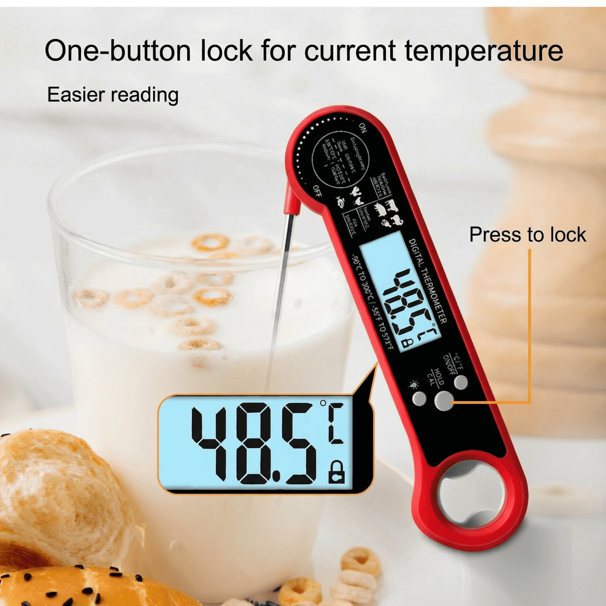 Ein rotes digitales Thermometer misst die Temperatur von 48,5 Grad in einer Flüssigkeit.