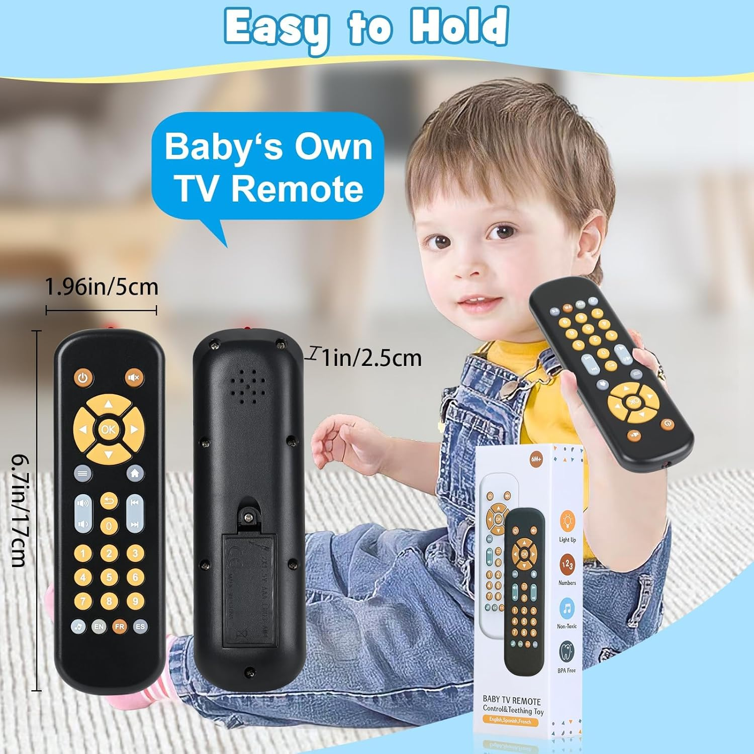 Ein Baby hält eine Spielzeug-TV-Fernbedienung. Daneben sind die Maße aufgedruckt.