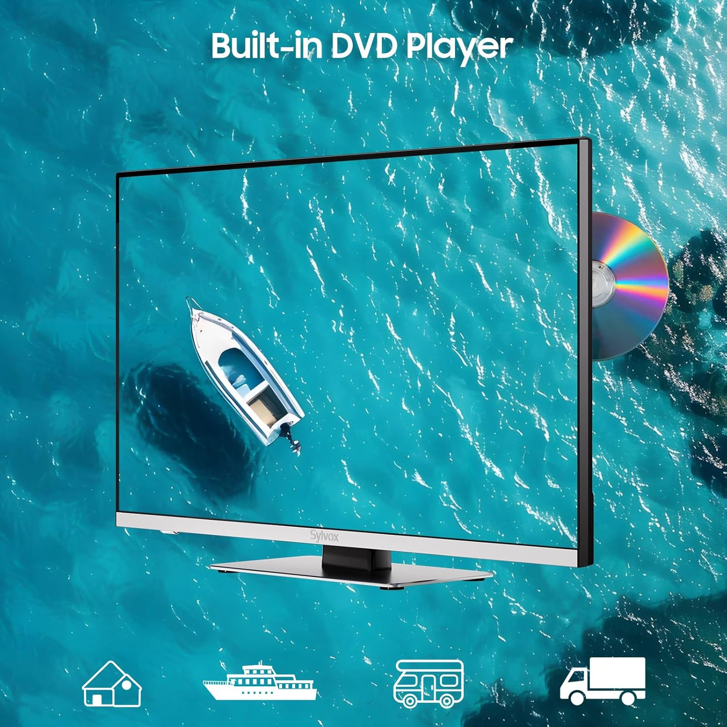Ein Fernseher mit eingebautem DVD-Player steht vor blauem Wasser mit einem Boot.
