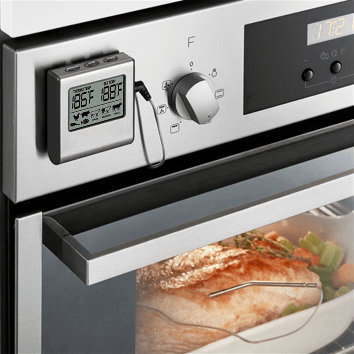 Digitaler Ofenthermometer zeigt 186F an. Ein Braten wird im Ofen gegrillt.