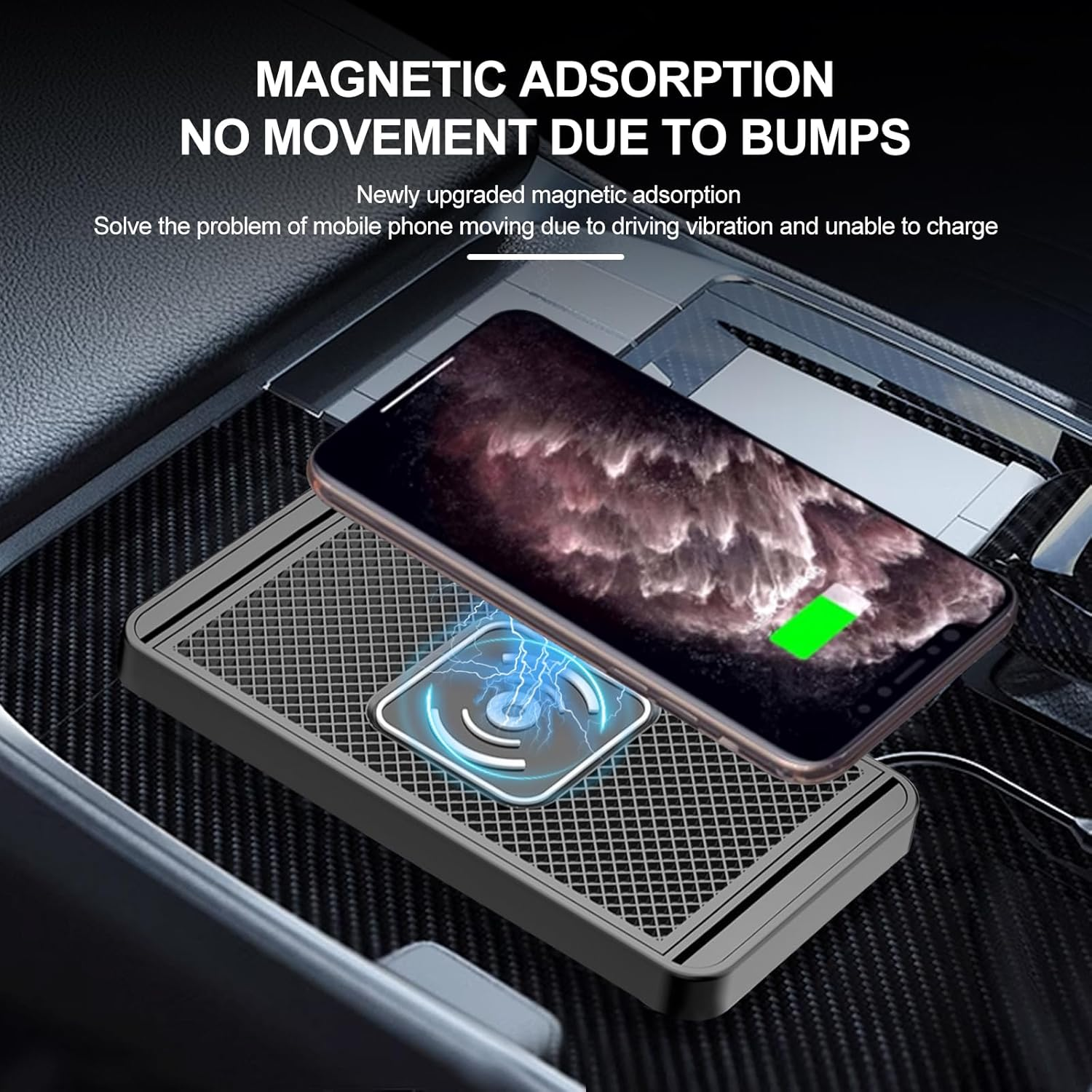 Ein Smartphone wird auf einer magnetischen Ladeplatte in einem Auto geladen.