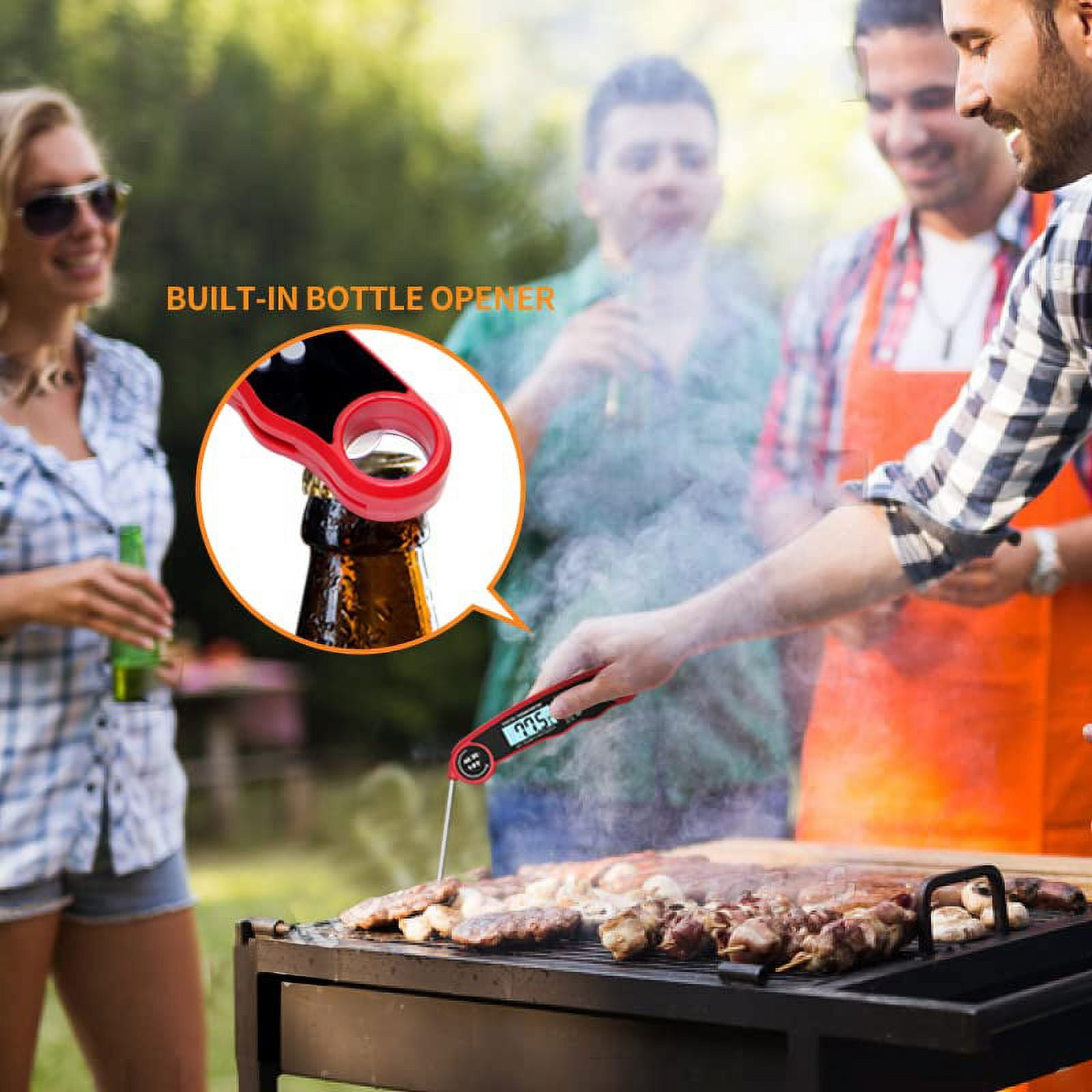 Leute grillen Fleisch, ein Thermometer zeigt 77,5 Grad an. Ein Flaschenöffner ist zu sehen.