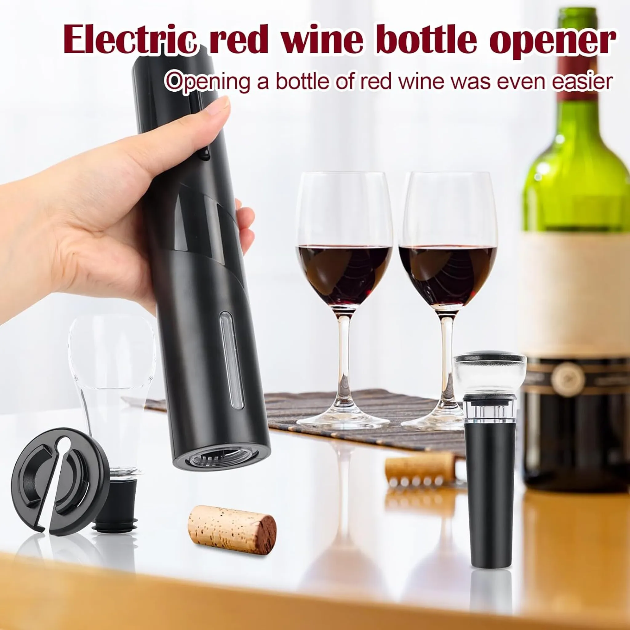 Ein schwarzer elektrischer Weinflaschenöffner mit Zubehör und zwei Gläsern Rotwein.