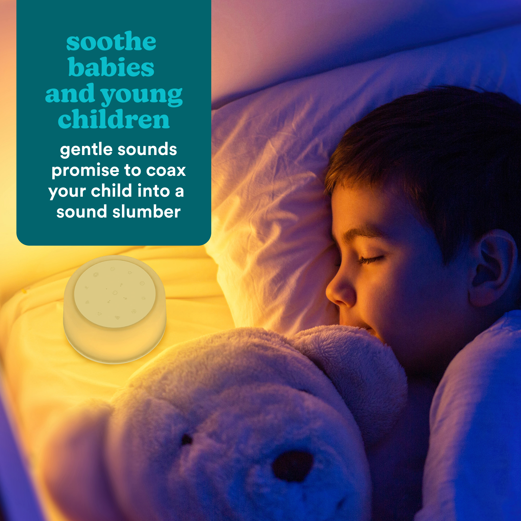 Ein Kind schläft friedlich, umgeben von sanftem Licht und einem Teddybär.