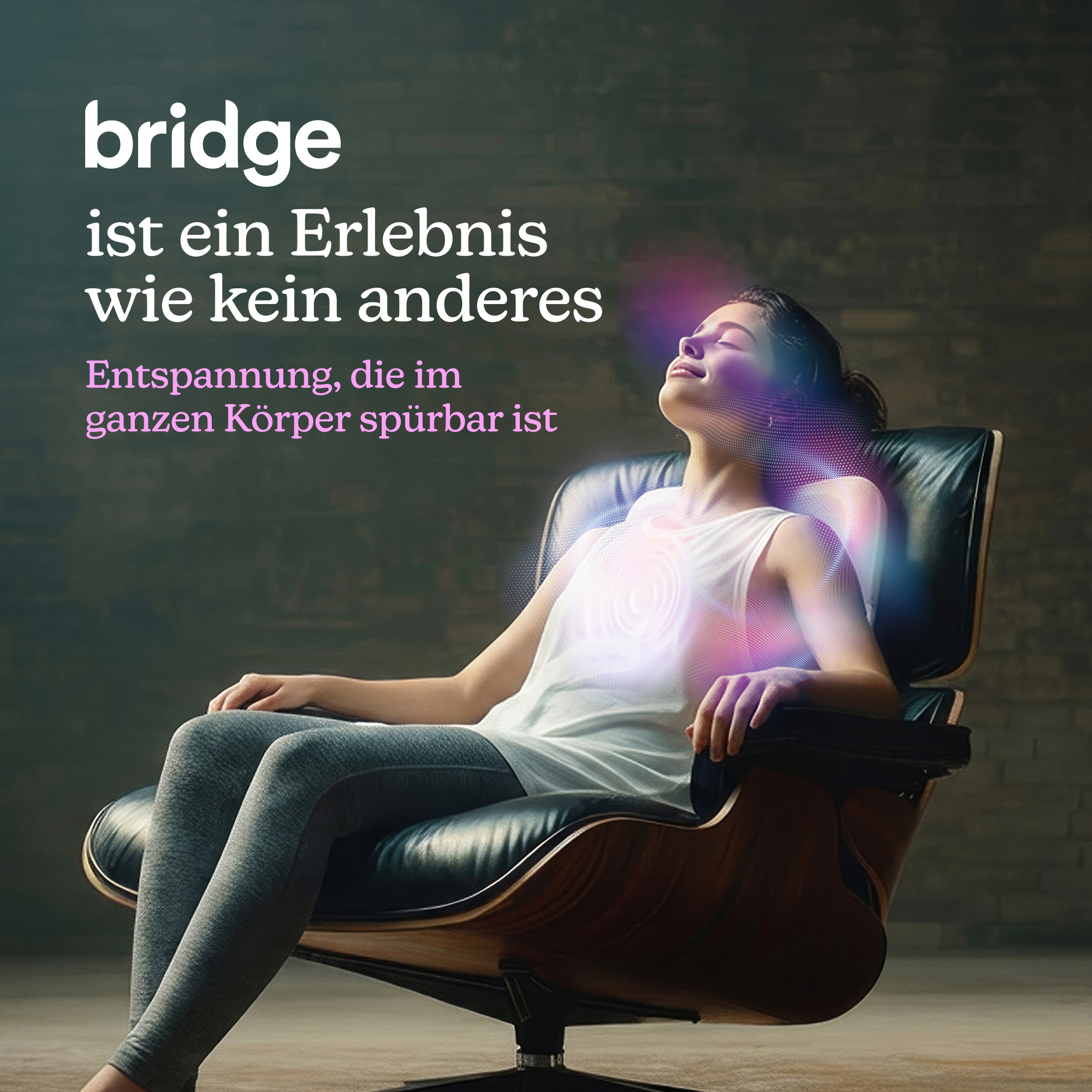 Junge Frau sitzt entspannt in einem Ledersessel. Leuchtende Muster umgeben ihren Kopf.