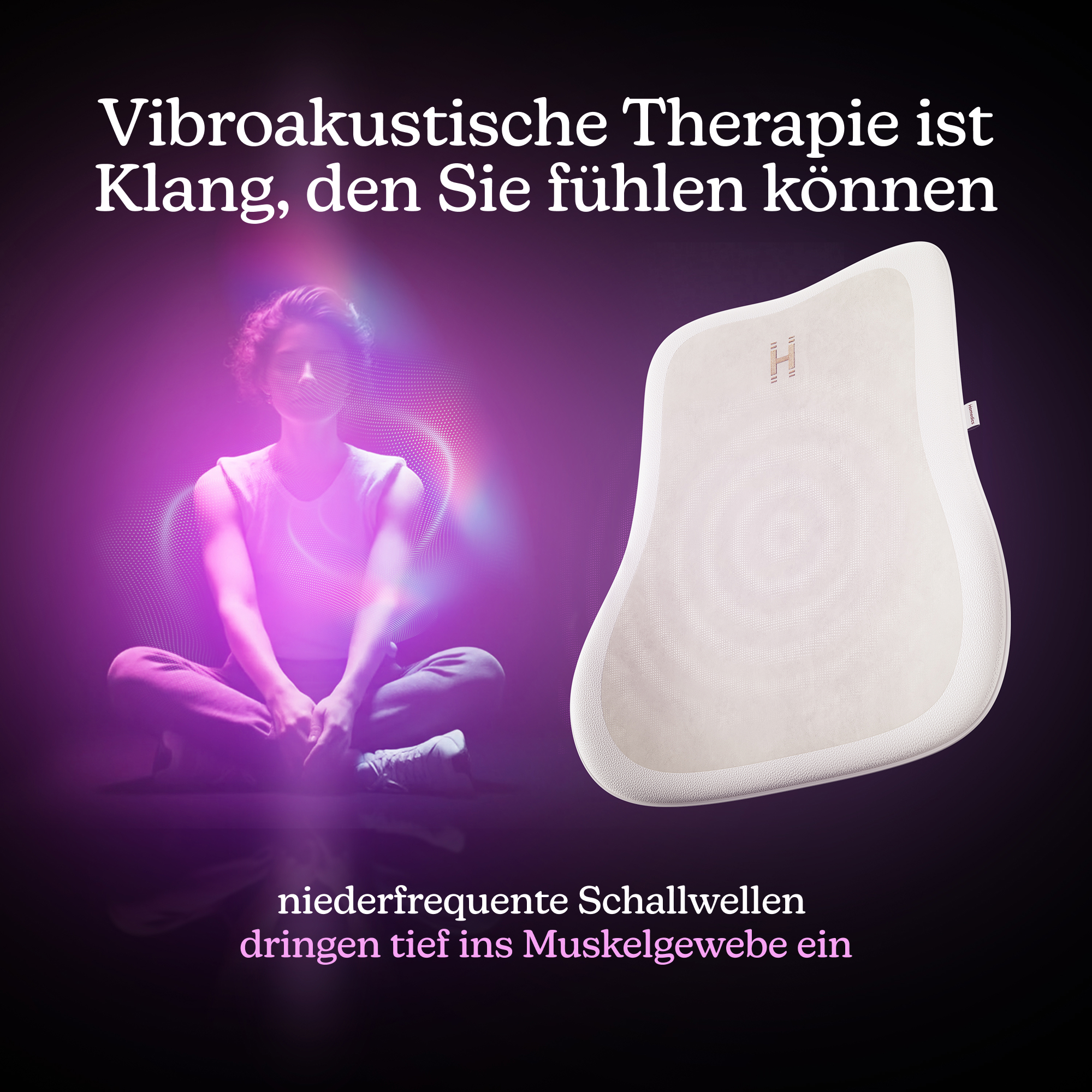Eine Person sitzt im Lotussitz, umgeben von lila Lichteffekten. Rechts daneben ist ein weißes Gerät.