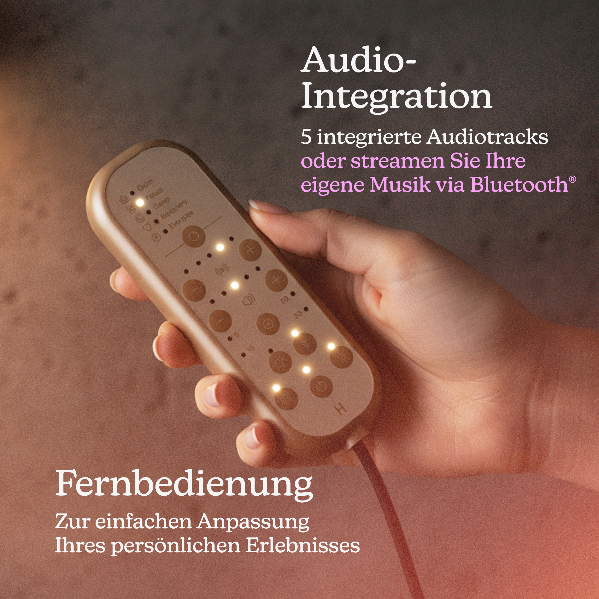 Hand hält Fernbedienung mit leuchtenden Knöpfen. Text über Audio-Integration.