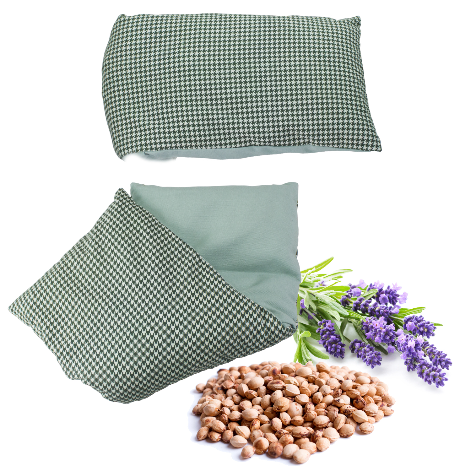 Due cuscini, uno a pied-de-poule, accanto a lavanda e noccioli di ciliegia.