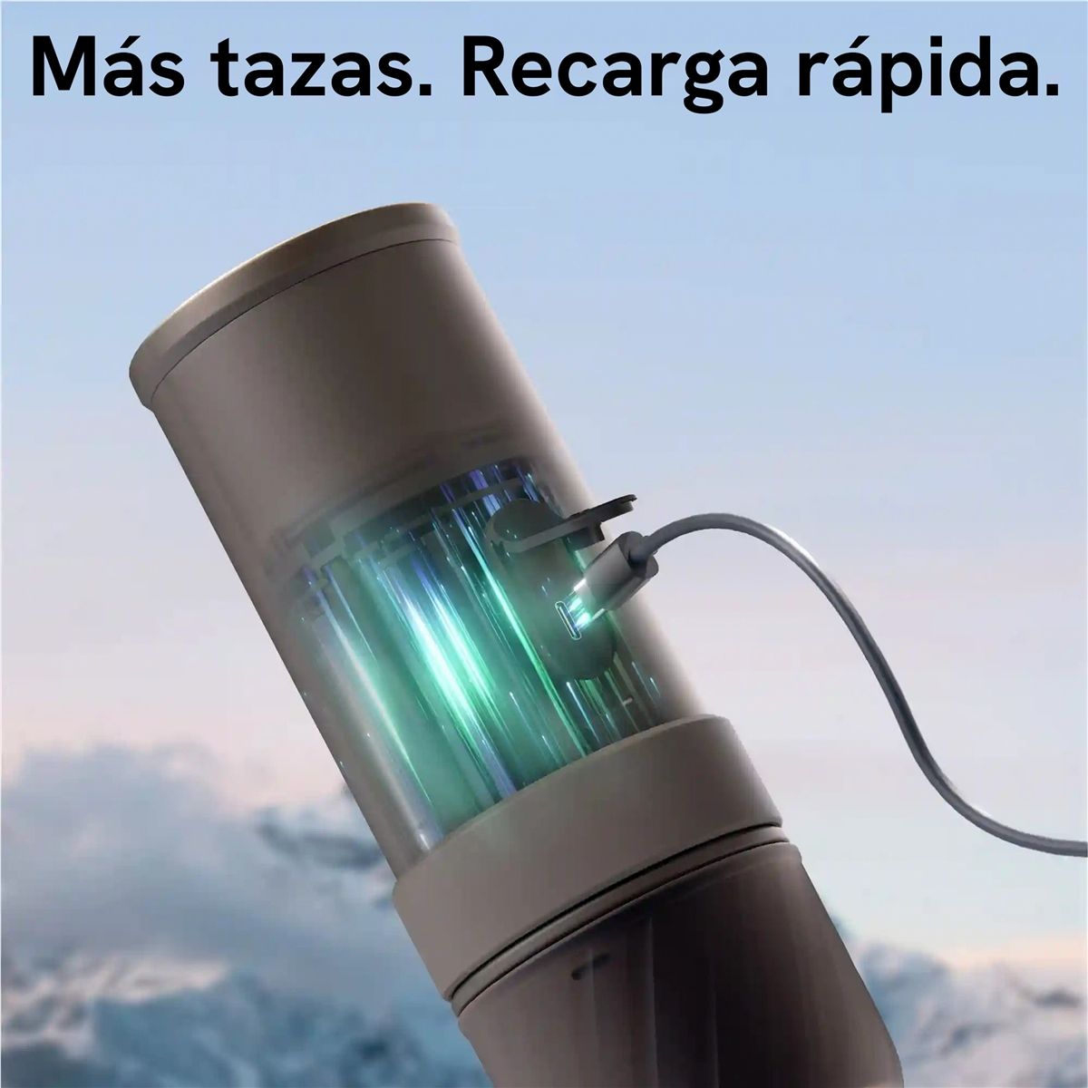 Ein zylindrischer Behälter mit grünen Lichtern wird über ein USB-Kabel aufgeladen.
