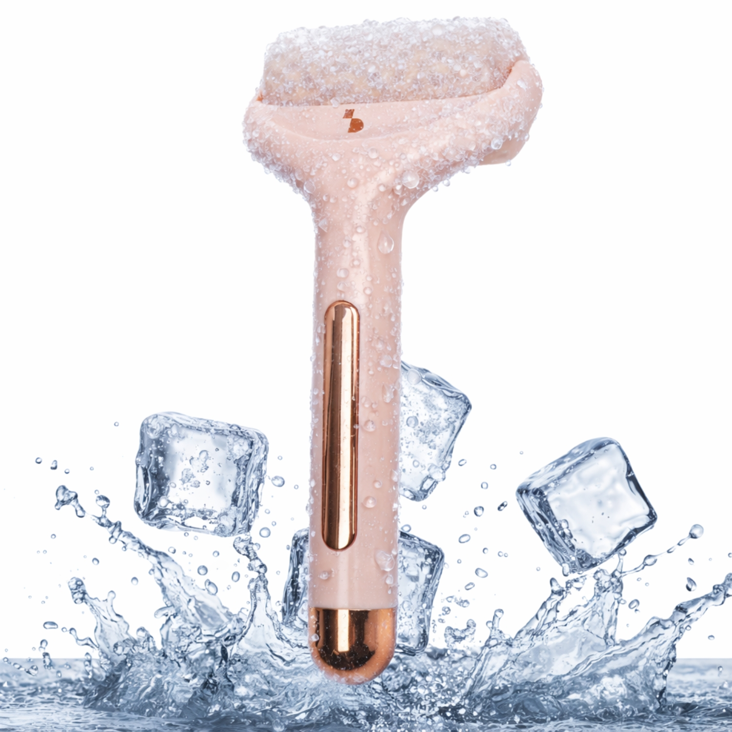 Un rullo viso rosa con cubetti di ghiaccio e schizzi d'acqua.