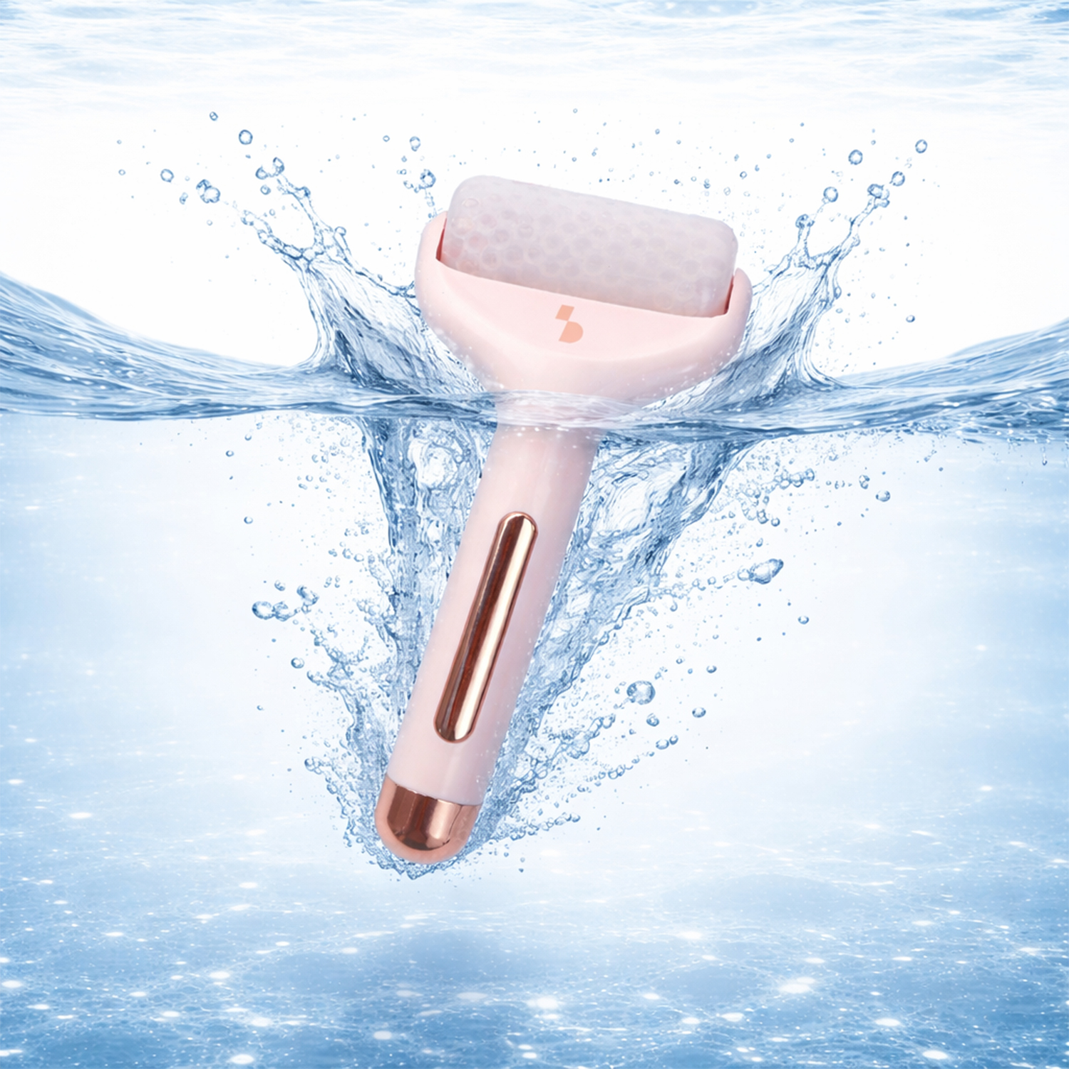 Un rullo viso rosa è immerso nell'acqua, con schizzi intorno.