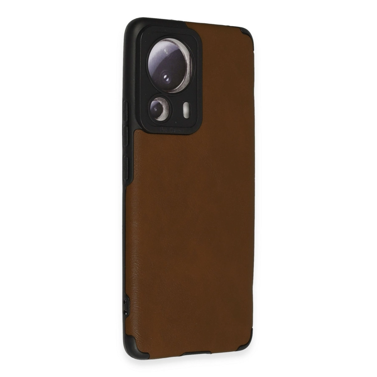 Siyah kamera modülüne sahip kahverengi deri telefon kılıfı.