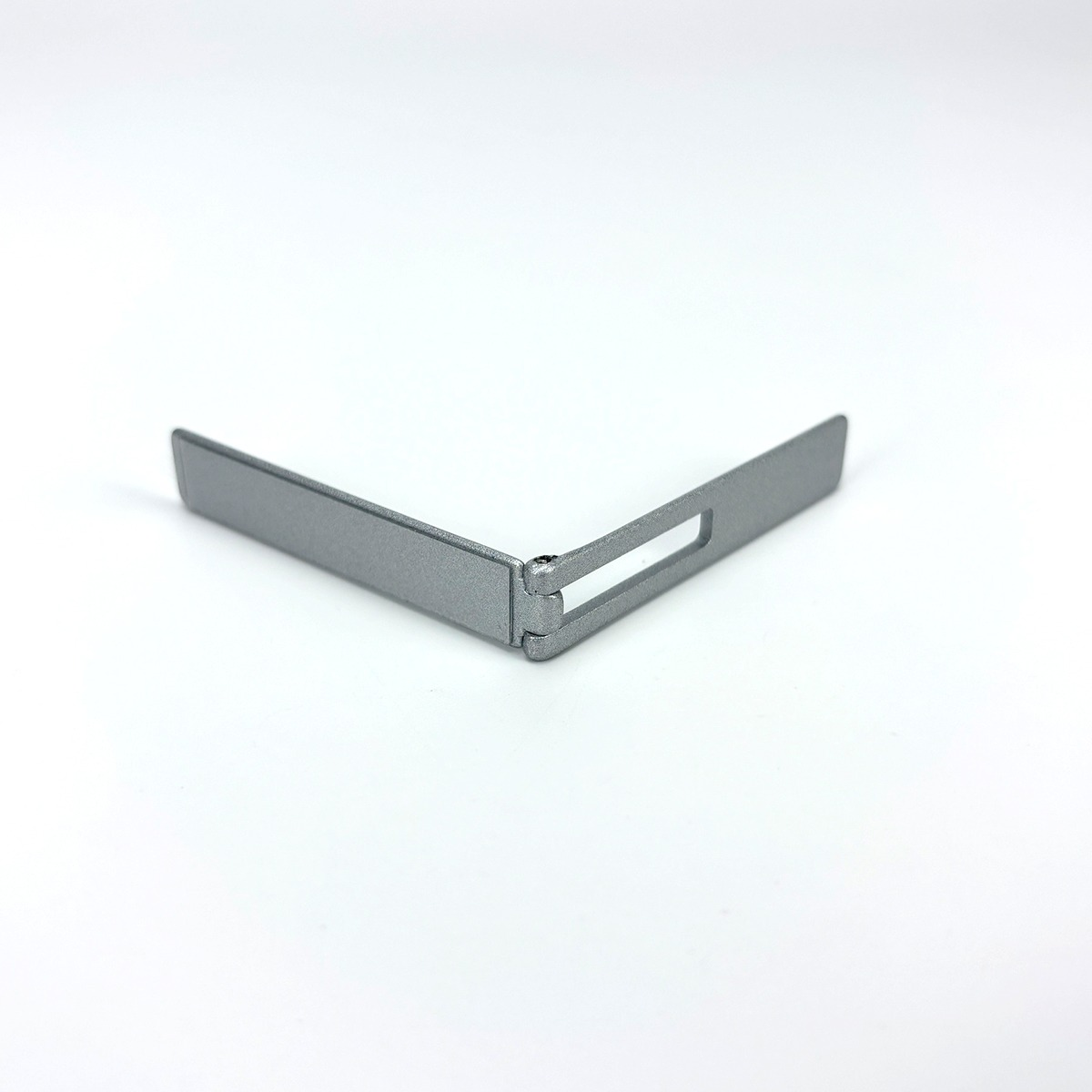 Srebrny wspornik kątowy z prostokątnym wycięciem na białym tle.