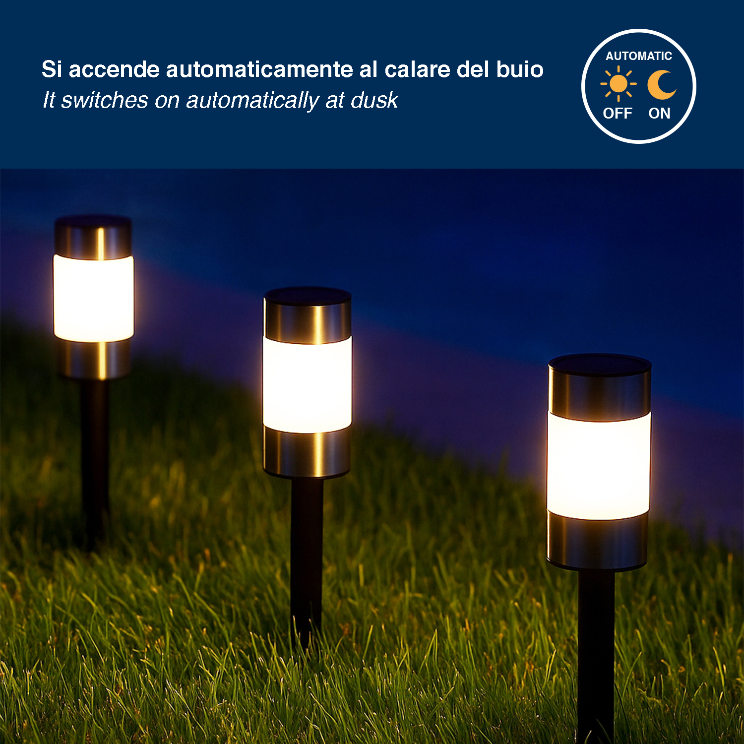 Tre luci solari da giardino illuminano un prato al buio.