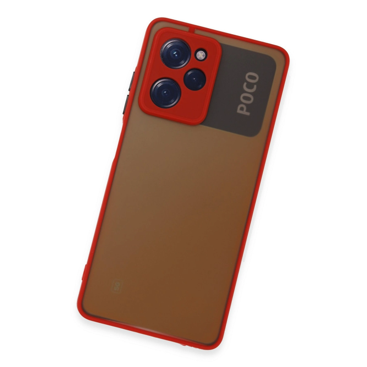 Kırmızı telefon kılıfı, kahverengi arka ve POCO logosu. Üçlü kamera.