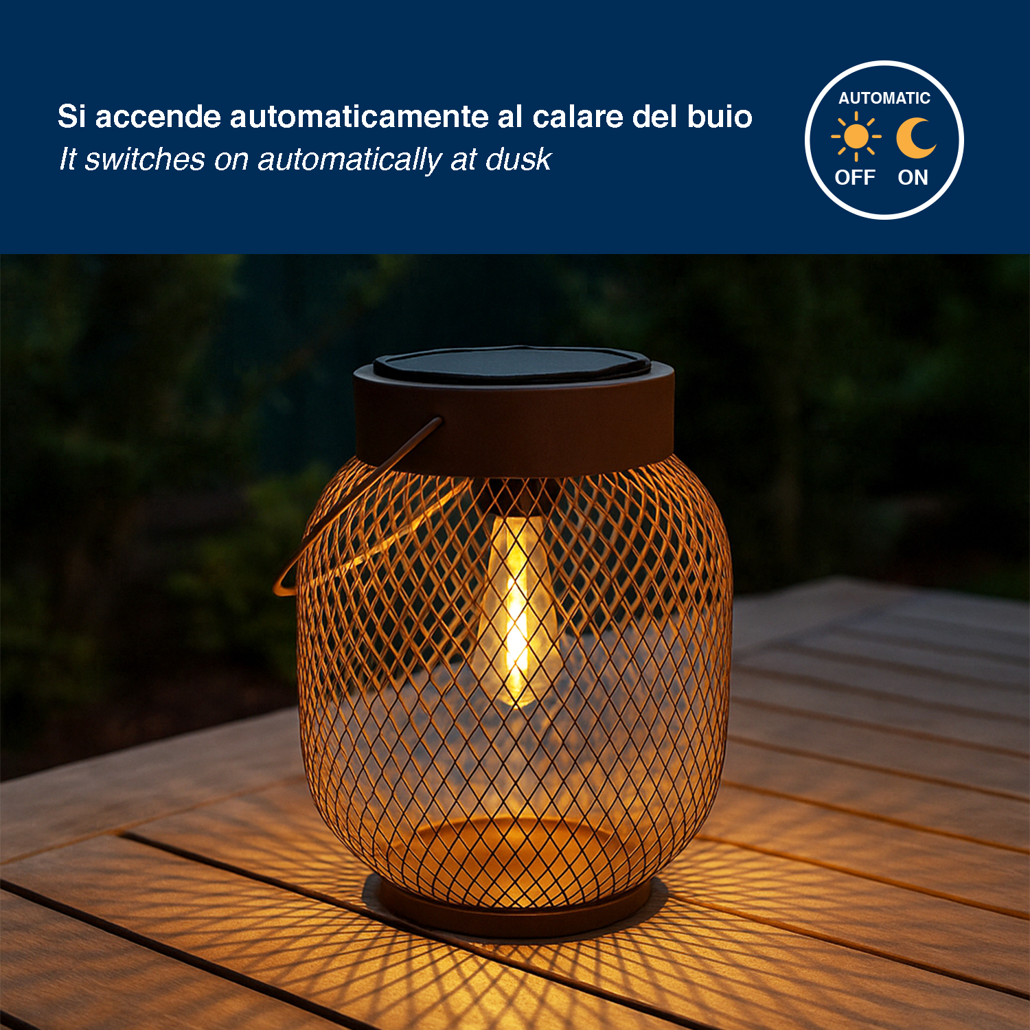 Una lanterna solare brilla su un tavolo di legno all'aperto.