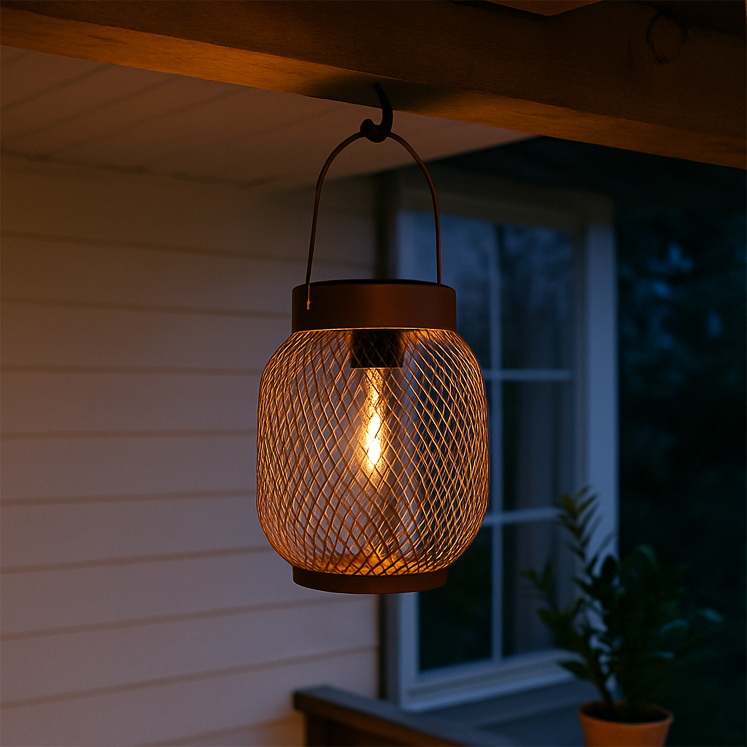 Lanterna appesa con lampadina brilla sul portico al tramonto.