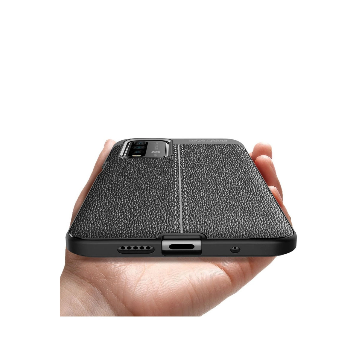 Bir el, kamera çıkıntısı ve dikiş detayları olan siyah dokulu telefon kılıfı tutuyor.