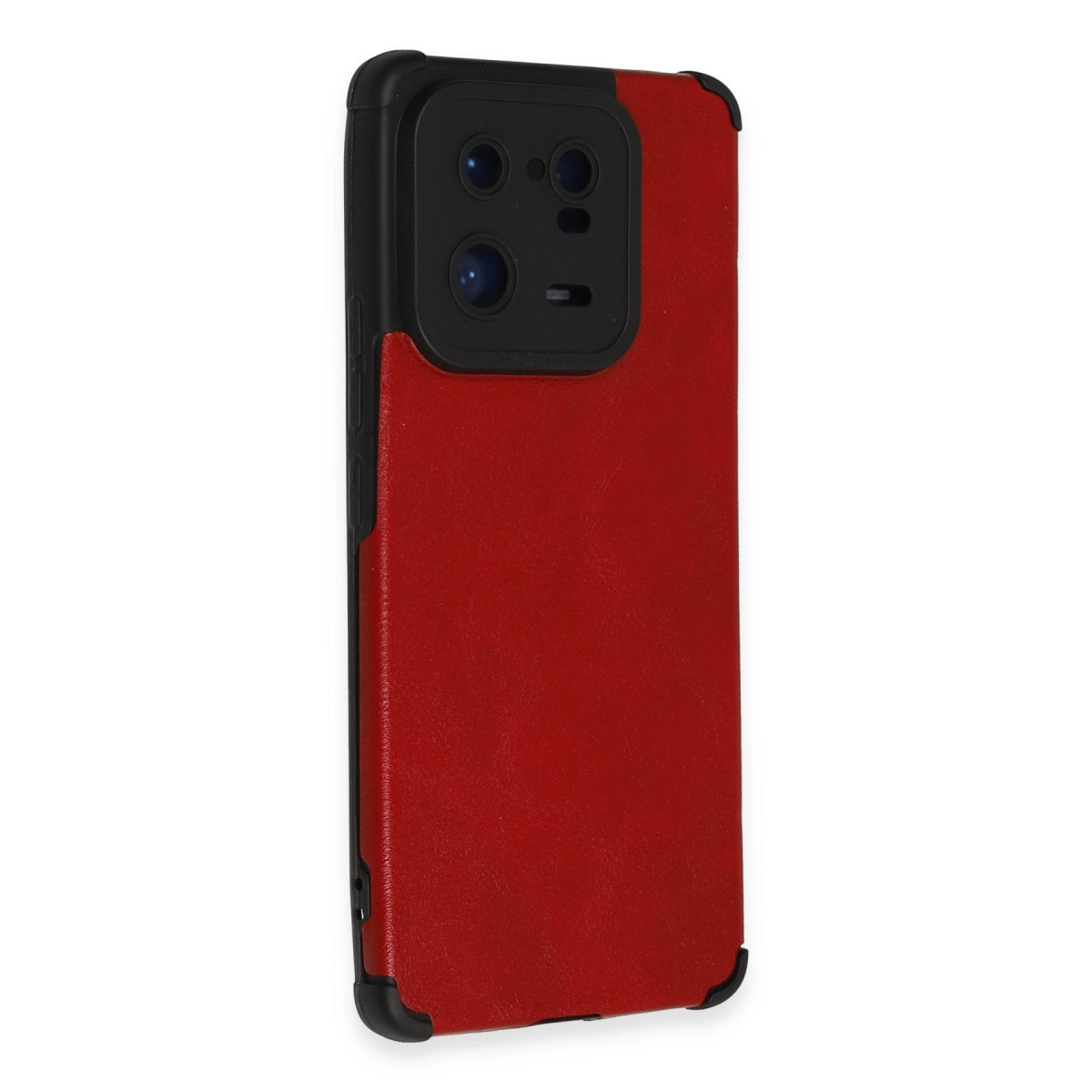 Beyaz arka plan üzerinde siyah kamera yuvalı ve deri dokulu kırmızı telefon kılıfı.