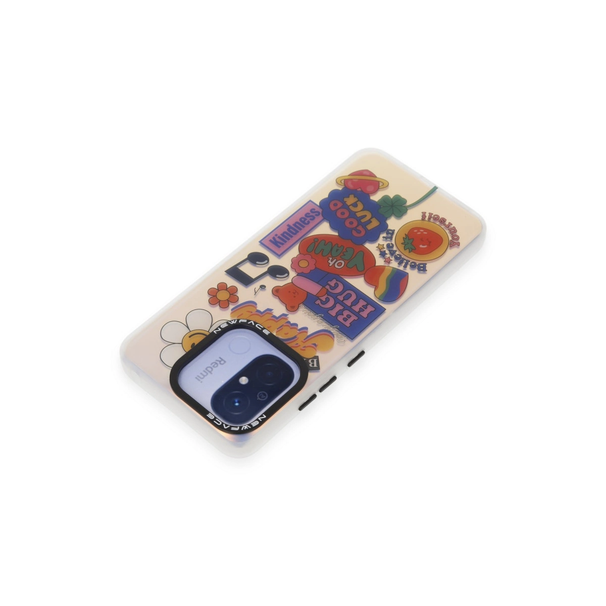 Renkli çıkartmalarla süslenmiş şeffaf kılıflı bir telefon.