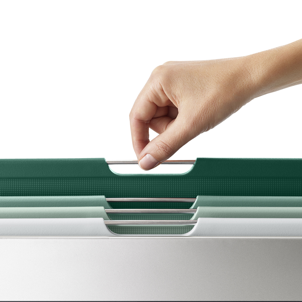 Una mano afferra la maniglia metallica di una cartellina verde.