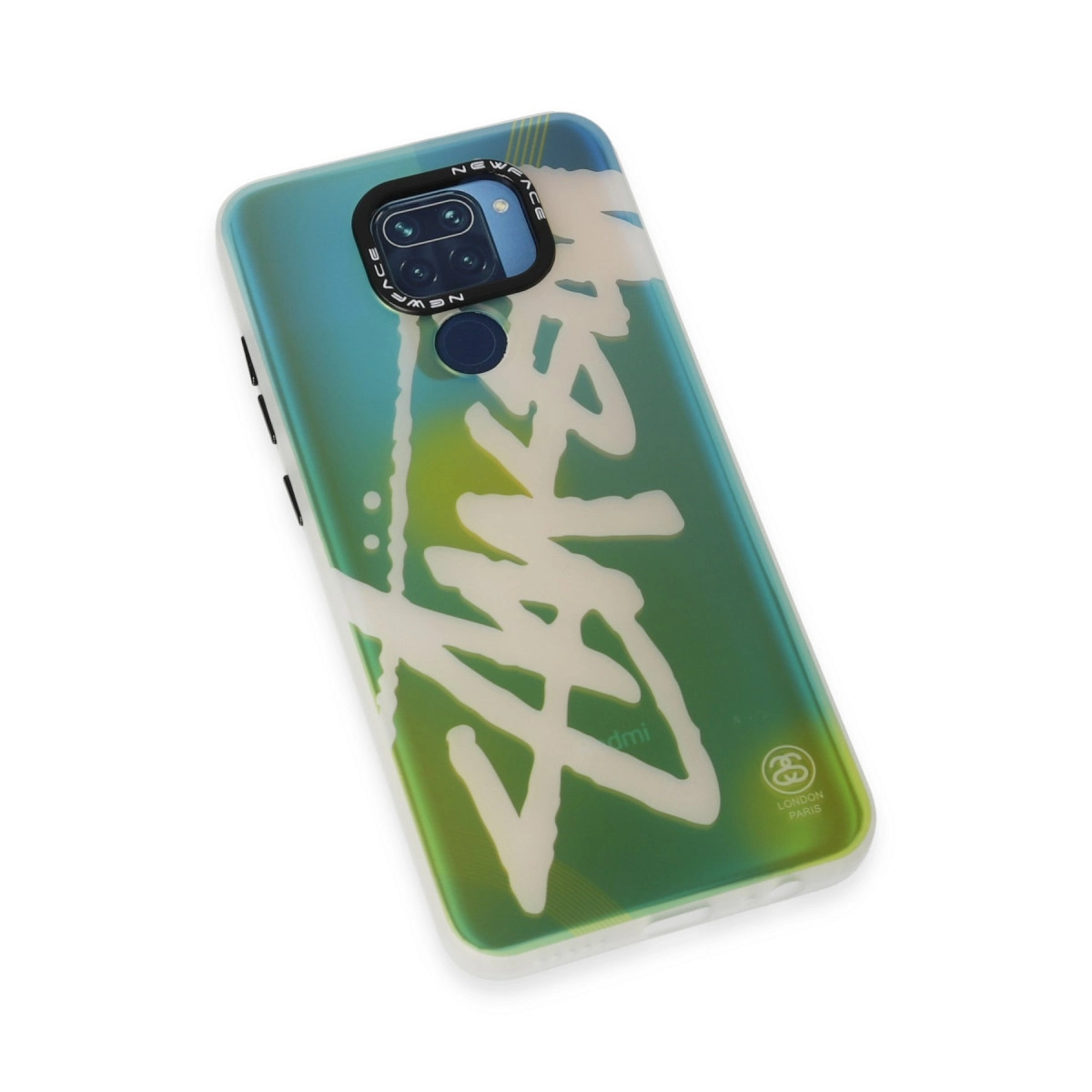 Beyaz Stussy logolu ve kamera çıkıntılı yeşil ve sarı telefon kılıfı.