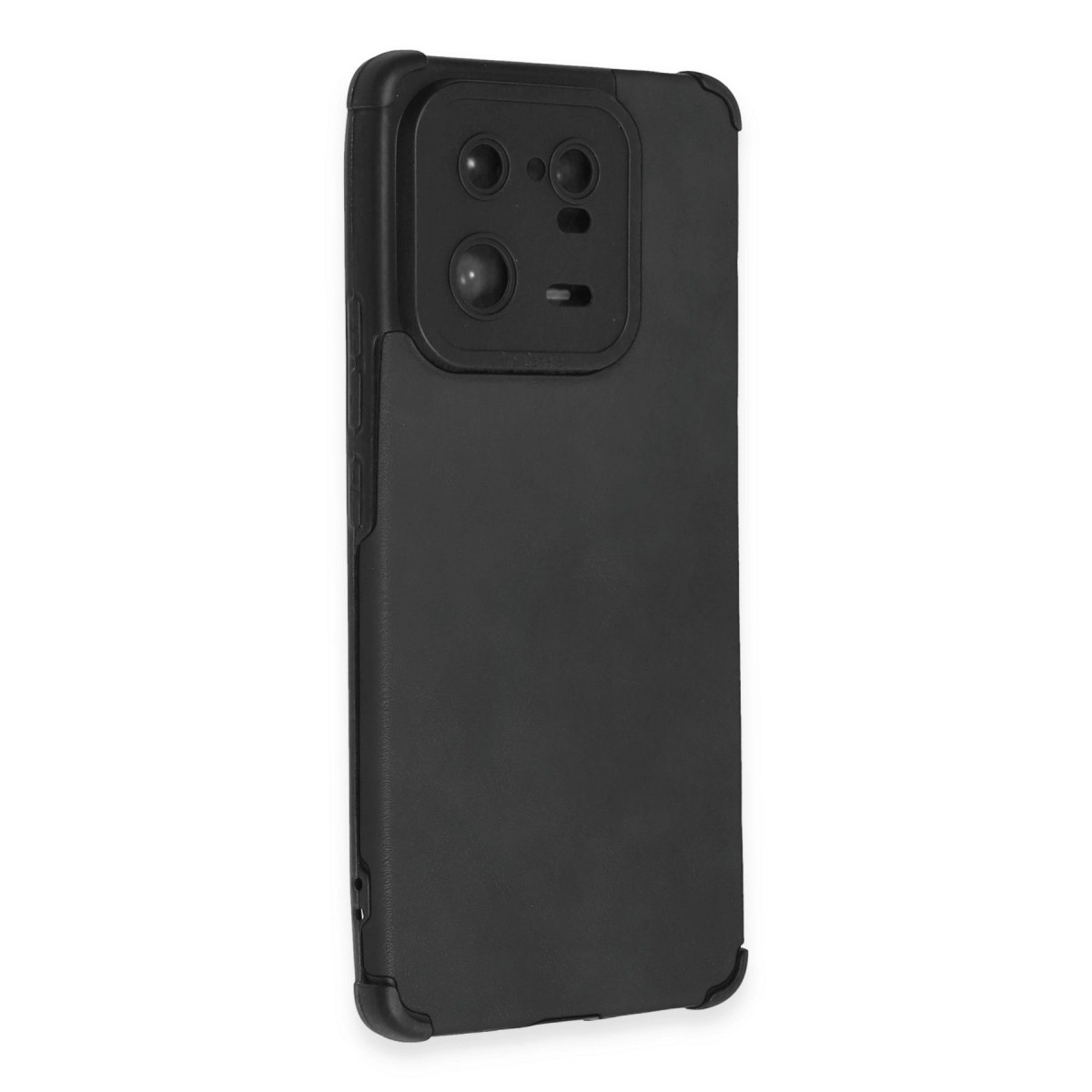 Belirgin üçlü kamera modülüne sahip siyah telefon kılıfı.