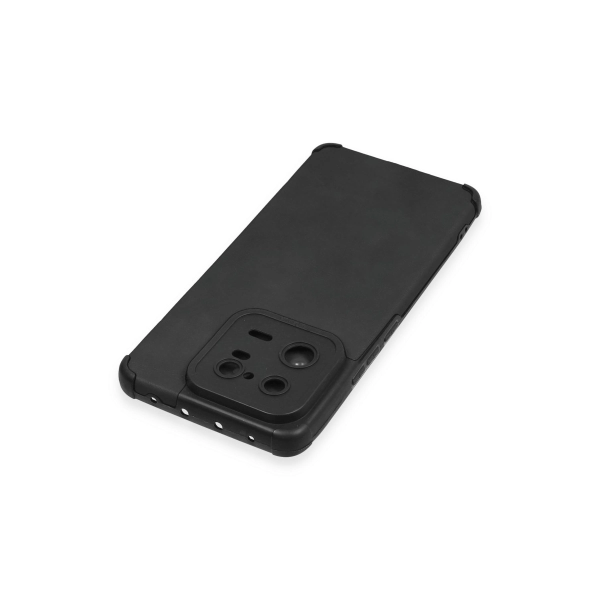Kamera kesimli siyah telefon kılıfı, beyaz arka plan üzerinde.