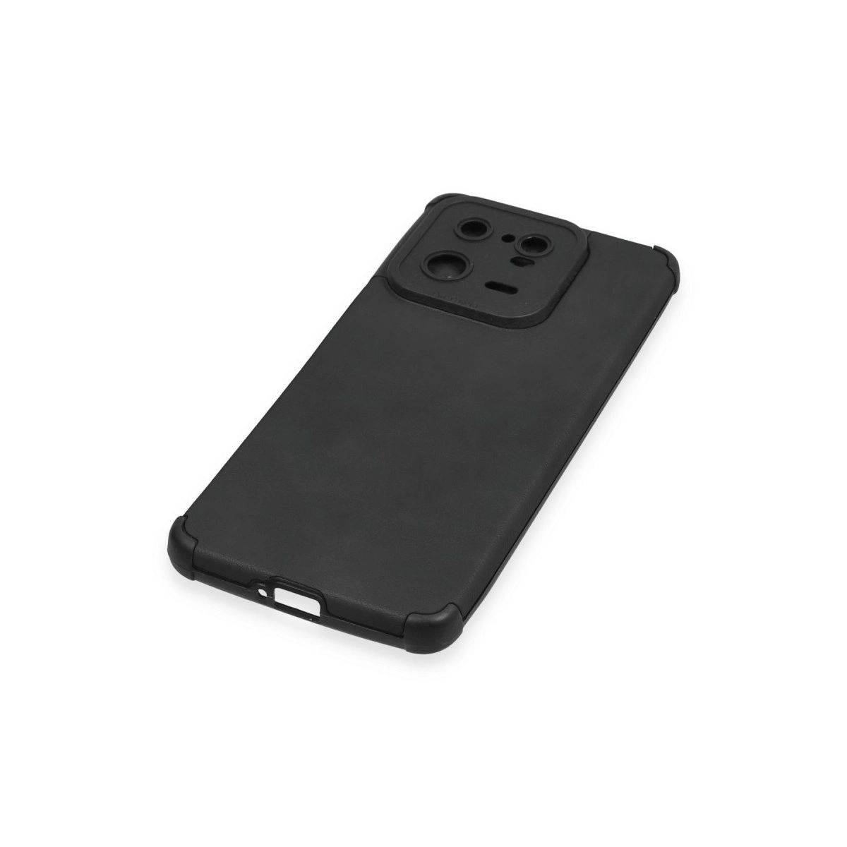 Kamera modüllü ve port kesimli siyah telefon kılıfı.
