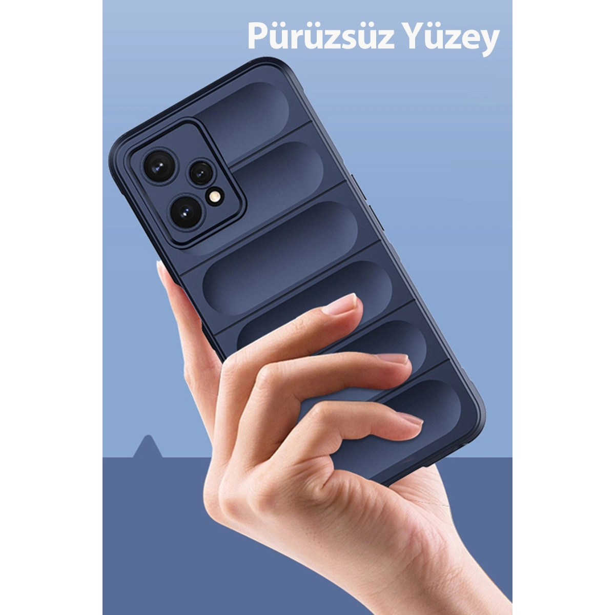 Bir el, nervürlü tasarıma sahip lacivert bir telefon kılıfı tutuyor.
