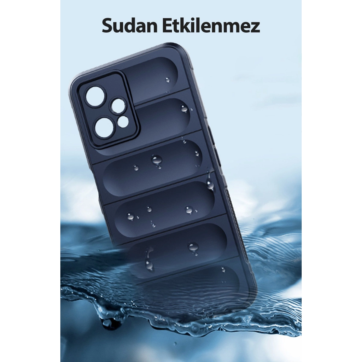 Su damlalı koyu mavi telefon kılıfı suya batırılıyor.