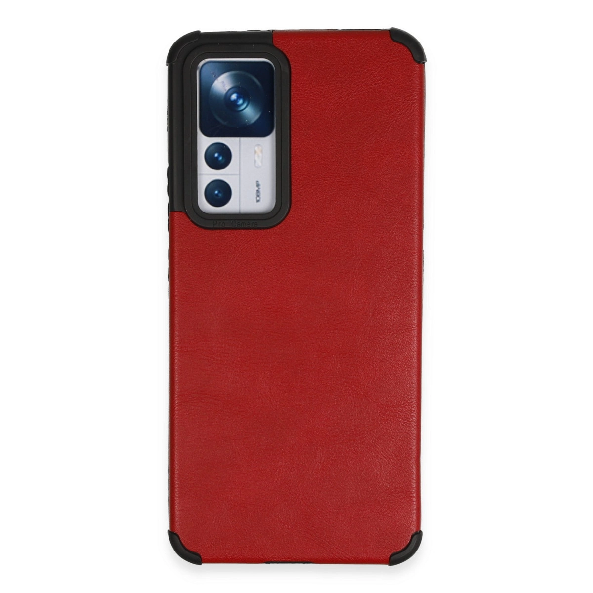 Üç lensli siyah kamera çerçeveli kırmızı telefon kılıfı.