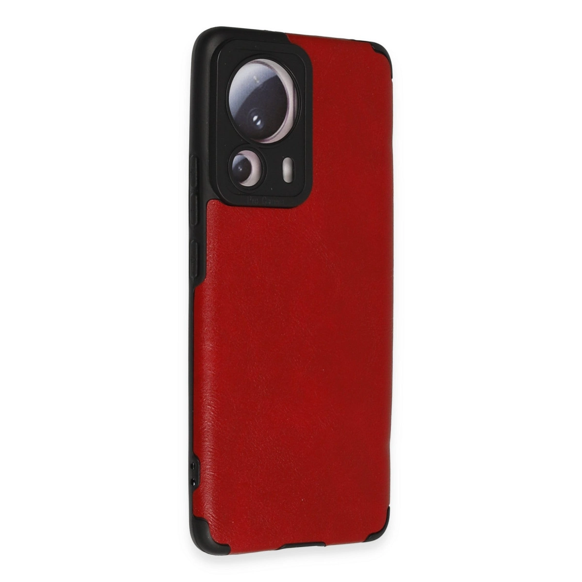 Üç lensli siyah kamera çıkıntısına sahip kırmızı telefon kılıfı.