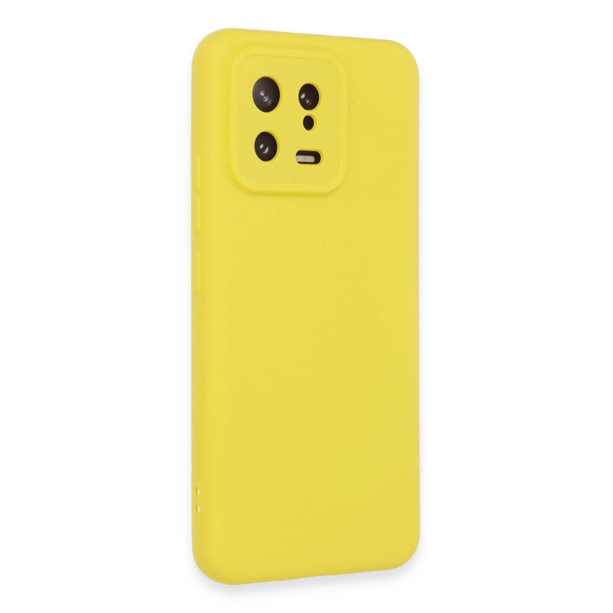 Arkada kare kamera oyuntusuna sahip sarı telefon kılıfı.