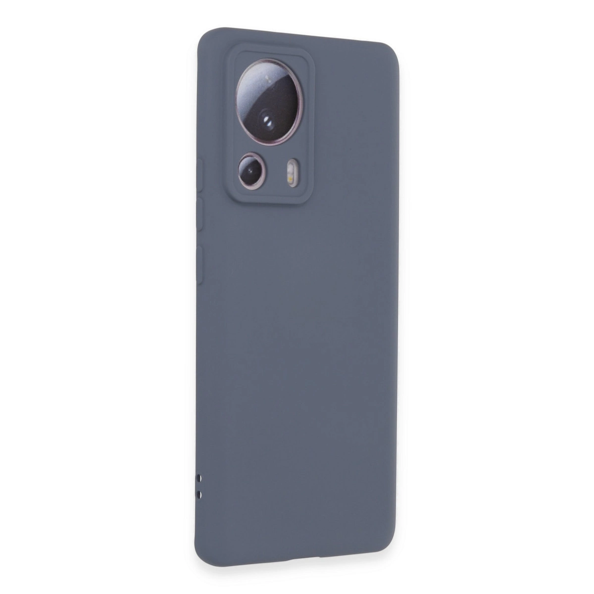 Beyaz arka plan üzerinde üçlü kamera oyuntulu gri telefon kılıfı.