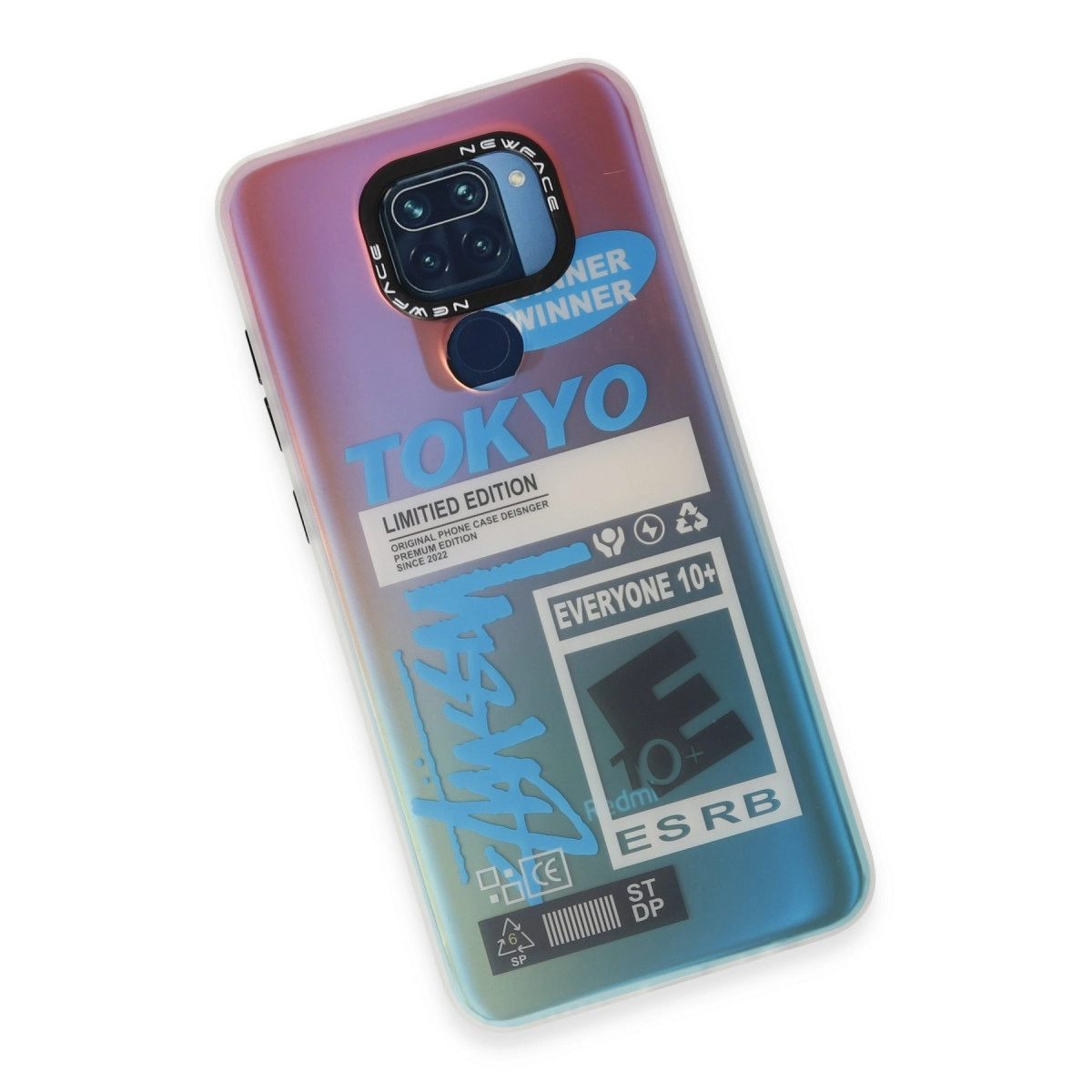 Üzerinde "TOKYO" baskısı ve ESRB logosu bulunan akıllı telefon.