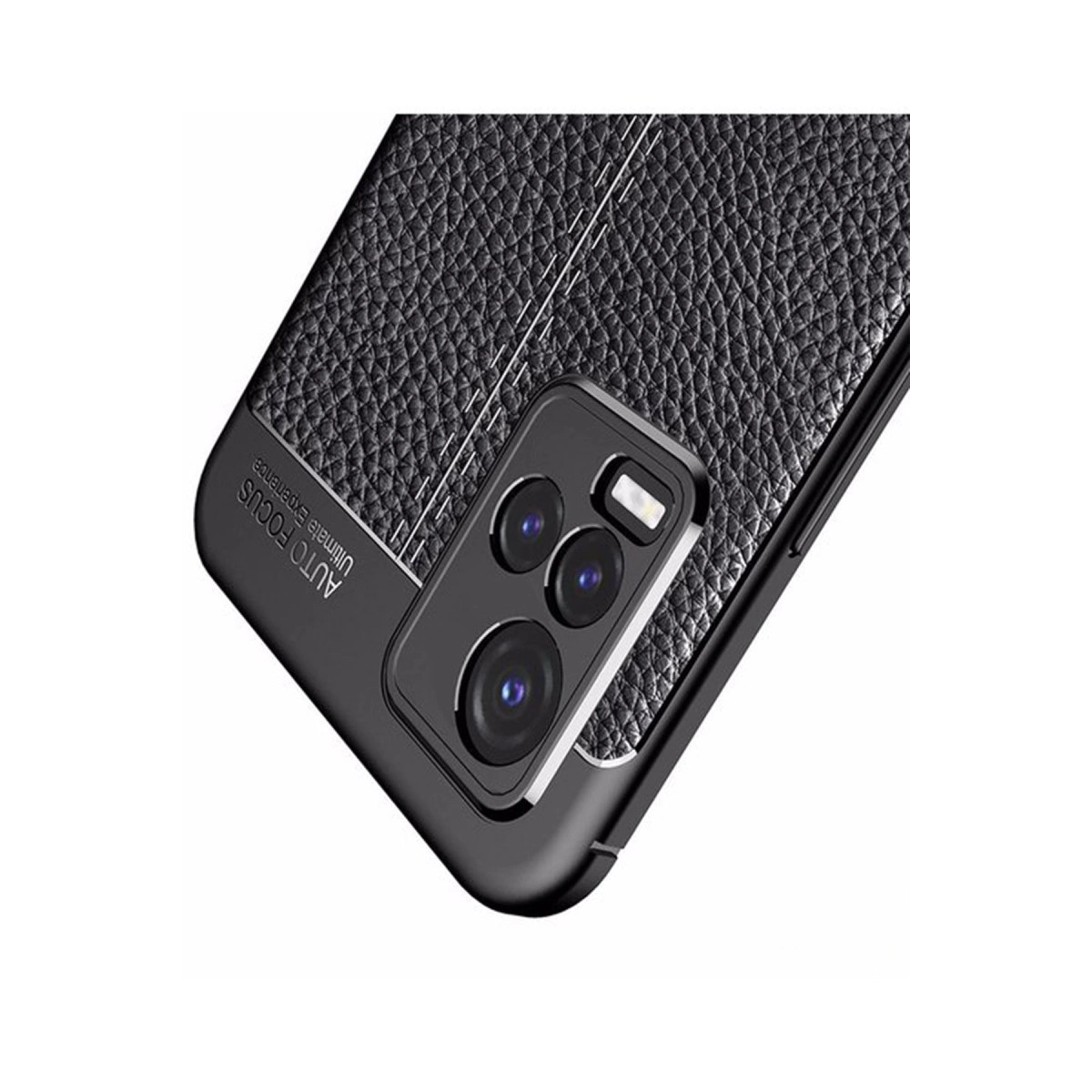 Deri dokulu siyah telefon kılıfı, üçlü kamera ve beyaz yazı içerir.