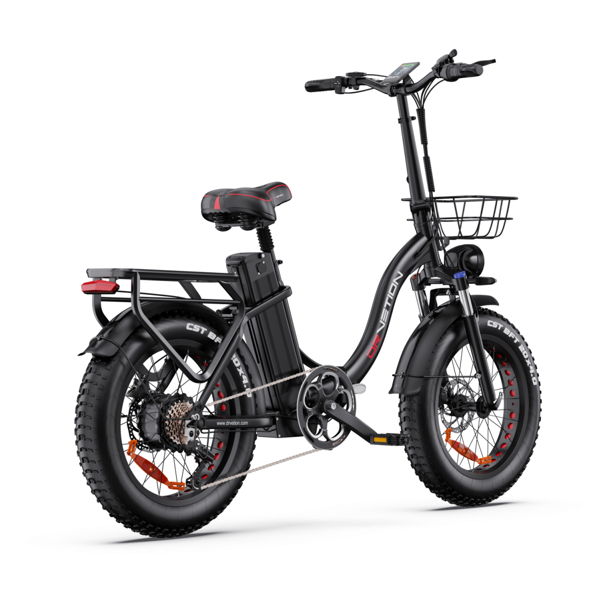 Czarny rower elektryczny z szerokimi oponami, bagażnikiem, koszykiem i baterią.