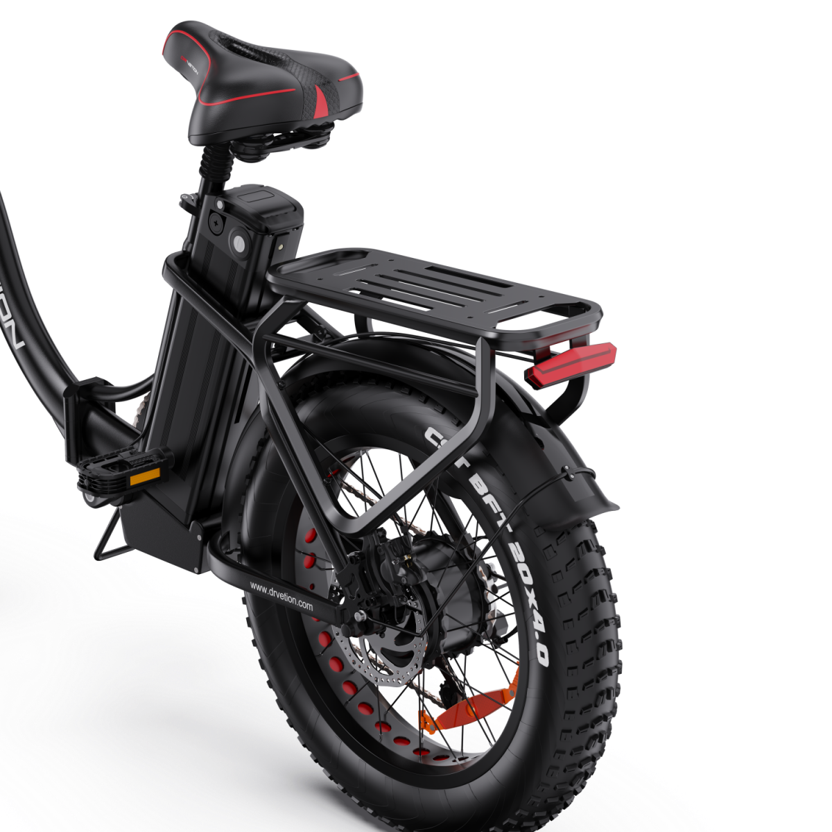 Czarny rower elektryczny z grubymi oponami, bagażnikiem i tylnym światłem.