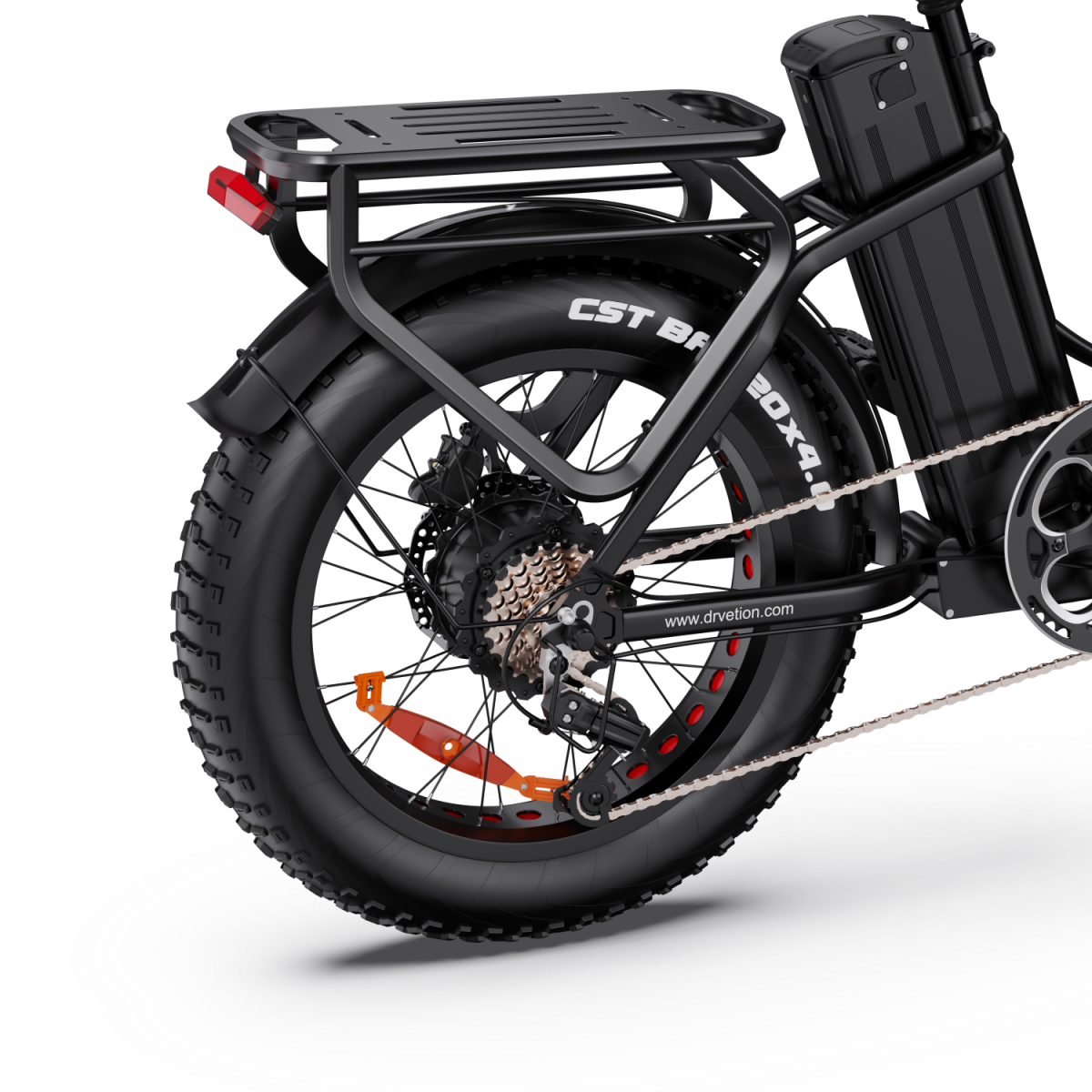 Czarny rower elektryczny widok z tyłu z grubą oponą, bagażnikiem, baterią i łańcuchem.