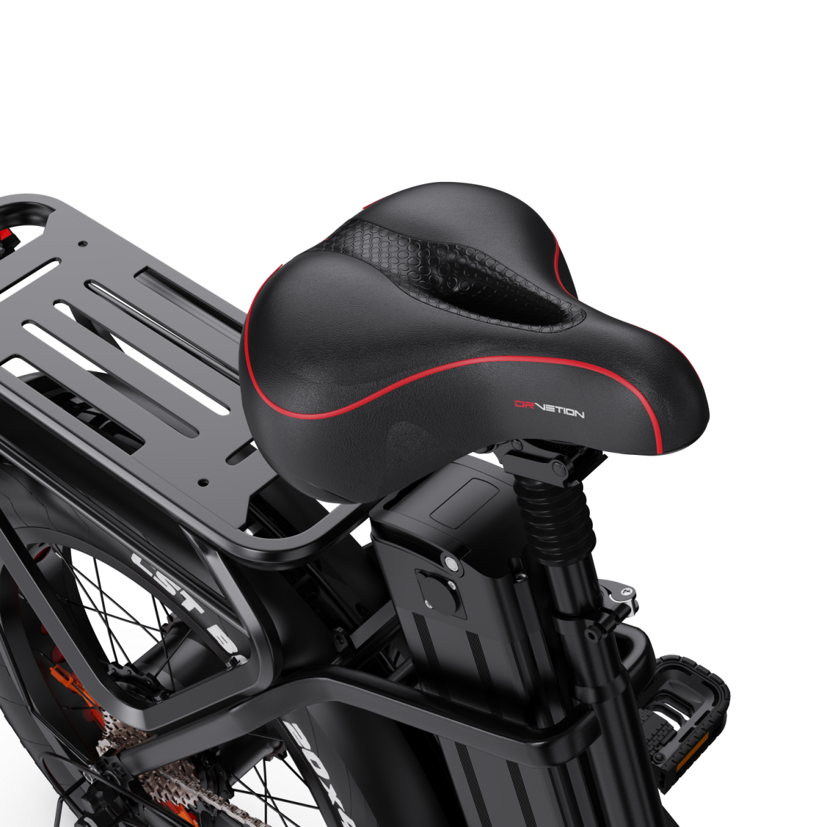 Czarno-czerwone siodełko rowerowe z bagażnikiem i akumulatorem.