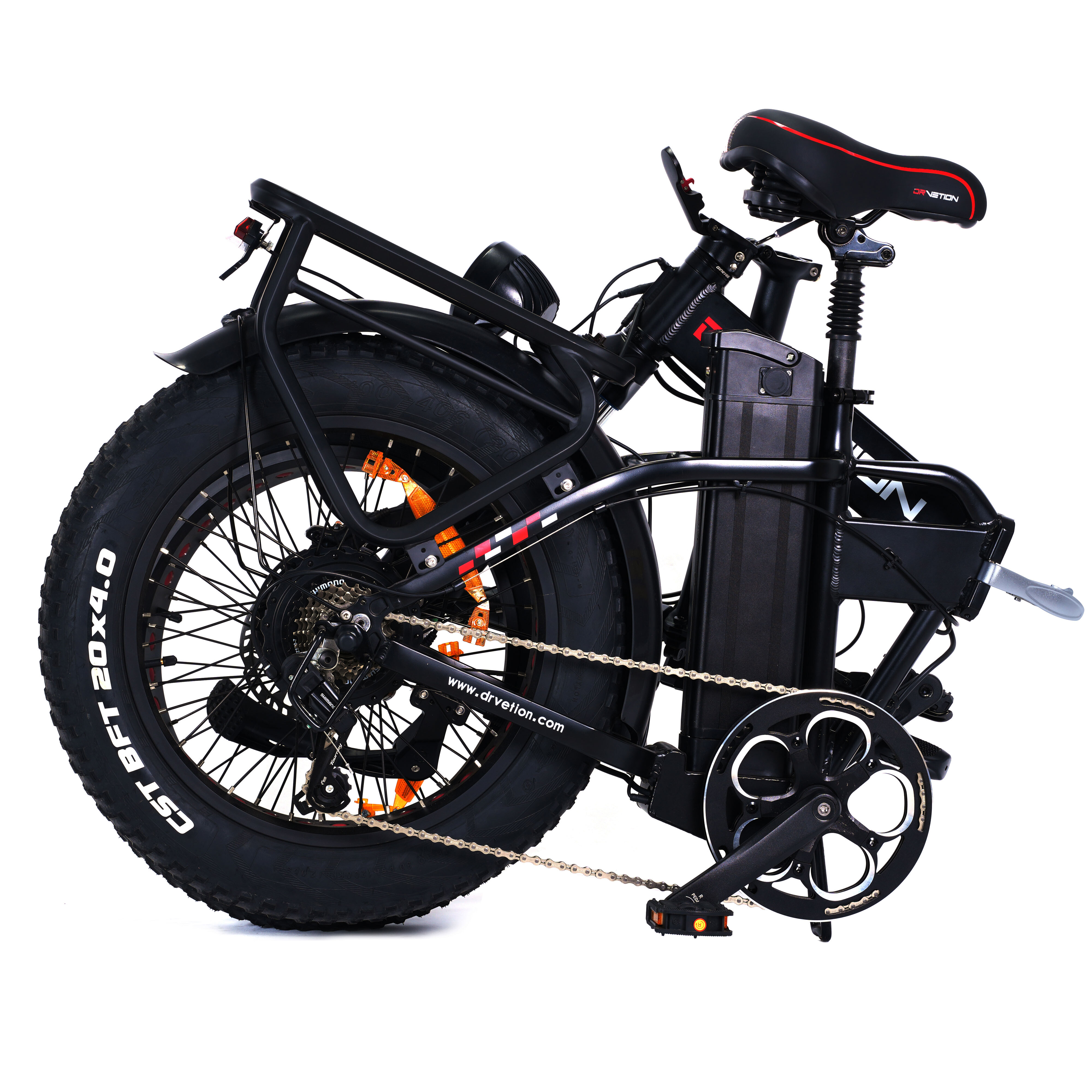 Czarny rower elektryczny z grubymi oponami, amortyzowanym siodłem i bagażnikiem.