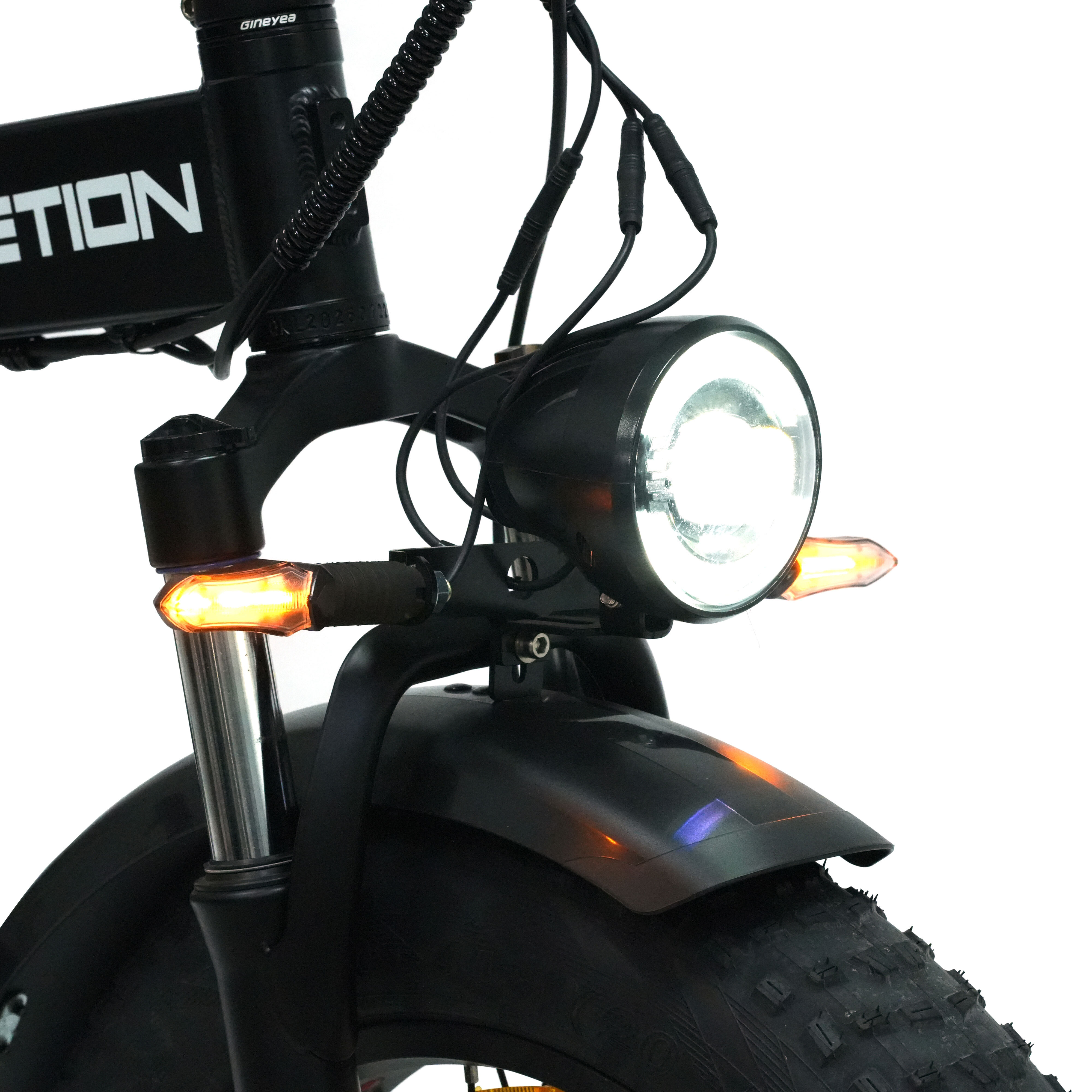 Widok z przodu czarnego roweru elektrycznego z reflektorem, kierunkowskazami i grubą oponą.